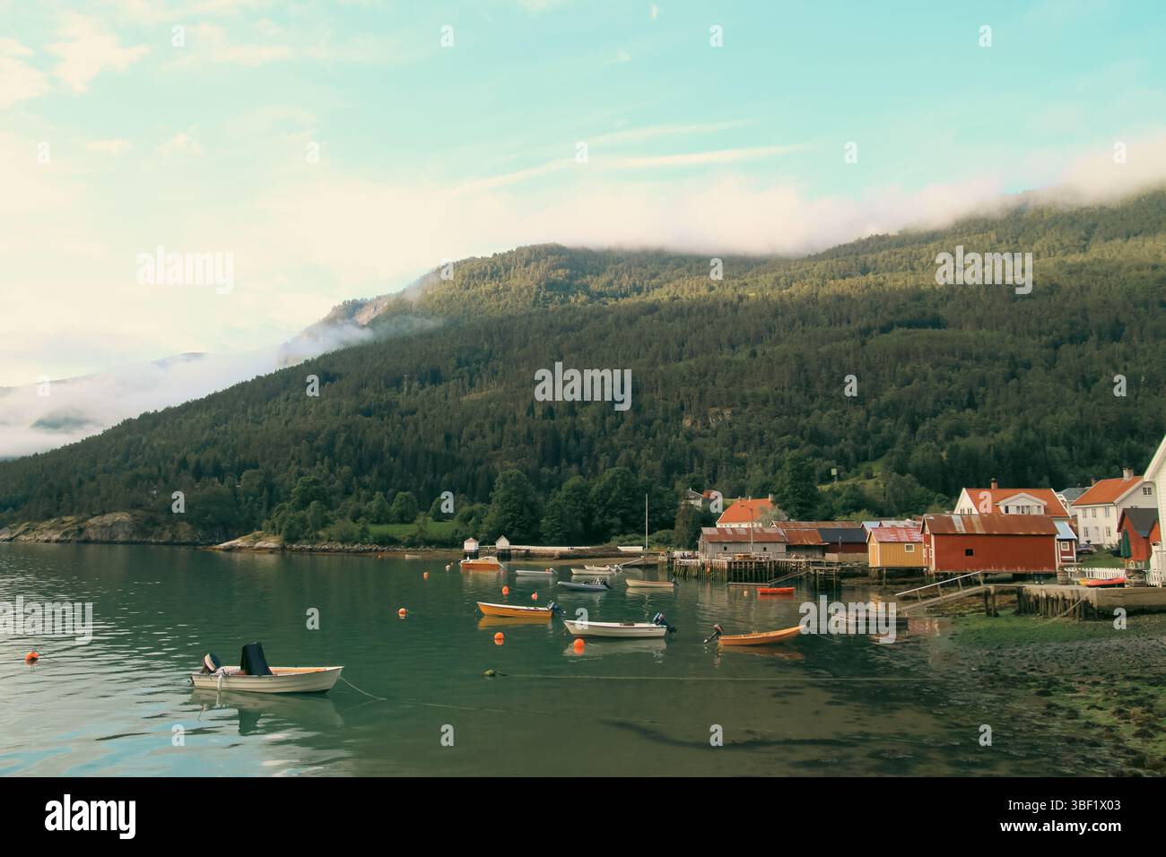 Kleine Fischerboote säumen das Ufer eines ländlichen Küstendorfes Stockfoto