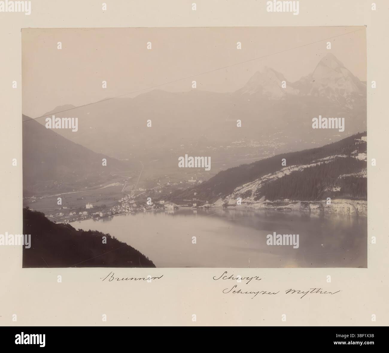Seelisberg, Blick auf Brunnen in der Schweiz, dieses Foto ist Teil eines Albums., Foto, Foto, Albumblatt, Fotos, Höhe 335 mm, Breite 460 mm, Fotograf, 1860 - 1900, Fotopapier, Fotopapier, Albumindruck Stockfoto