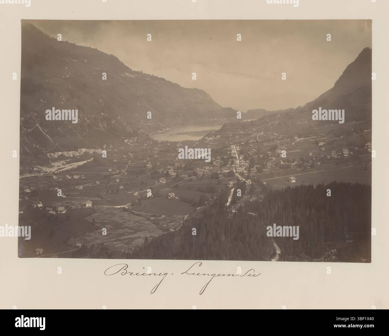 Obwalden, Blick auf die Lungern mit dem See, dieses Foto ist Teil eines Albums., Foto, Foto, Albumblatt, Fotos, Höhe 335 mm, Breite 460 mm, Fotograf, 1880 - 1900, Fotopapier, Fotopapier, Albumindruck Stockfoto