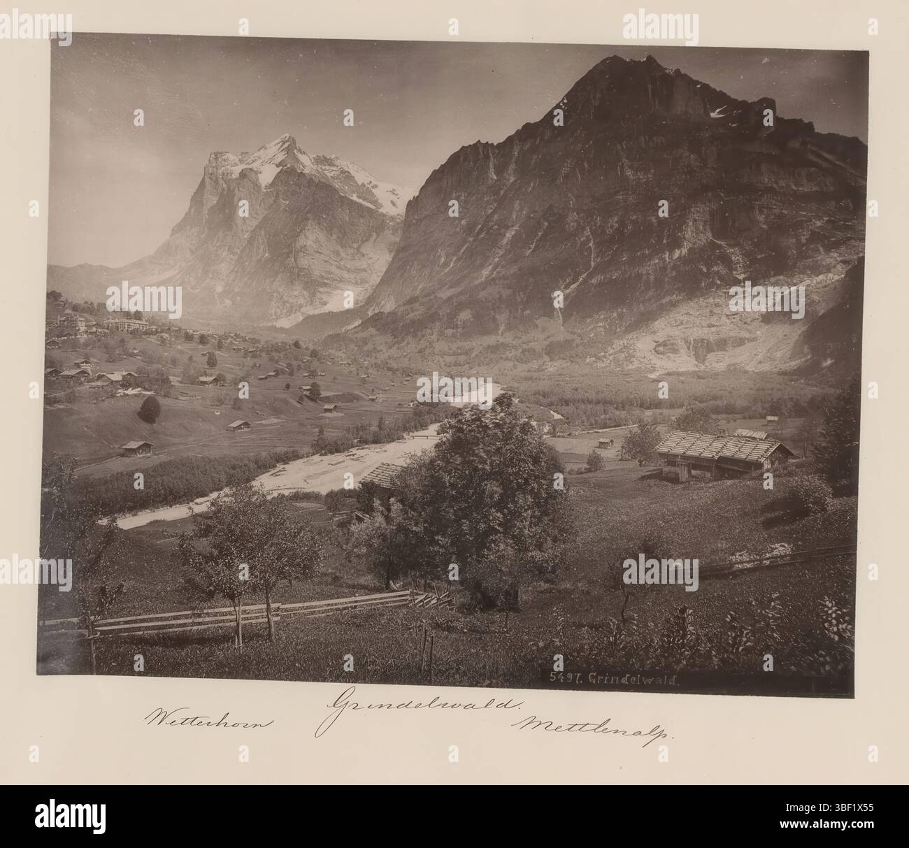 Ansicht von Grindelwald mit dem Wetterhorn, Recto - gedruckt, dieser Druck ist Teil eines Albums., fotomechanischer Druck, Albumblatt, Fotos, 5497. Grindelwald, Höhe 335 mm, Breite 460 mm, Hersteller, 1880 - 1900, Papier, Kollotyp, leichter Druck Stockfoto