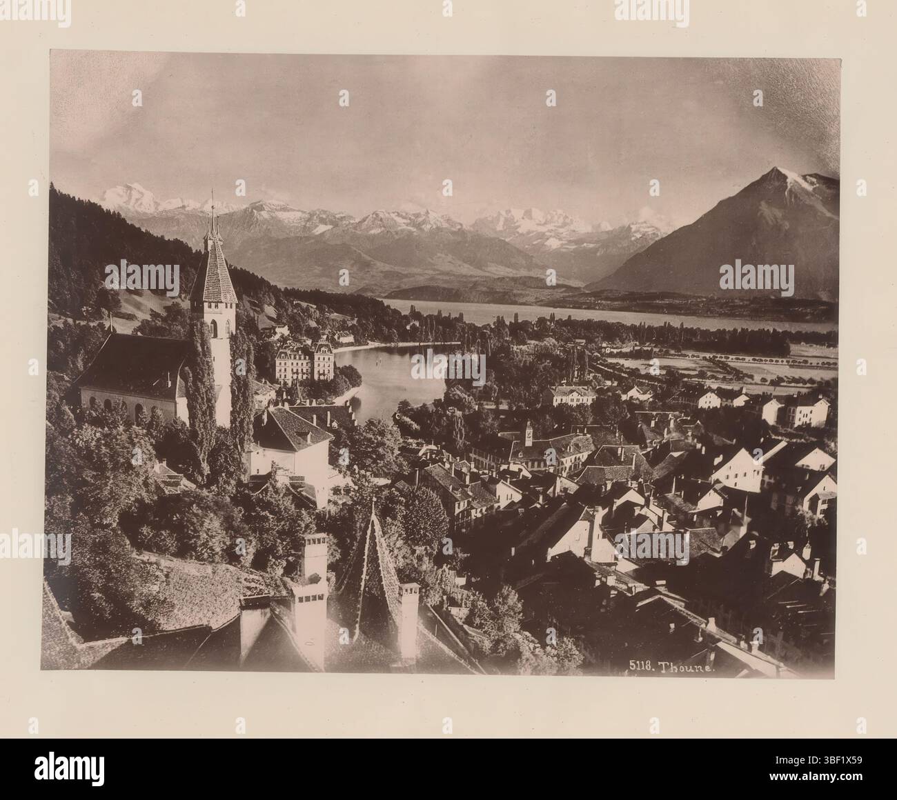 Blick auf Thun mit den Alpen, geradlinig - gedruckt, dieser Druck ist Teil eines Albums., fotomechanischer Druck, Albumblatt, Fotos, 5118. Houne., Höhe 335 mm, Breite 460 mm, Hersteller, 1880 - 1900, Papier, Kollotyp, leichter Druck Stockfoto