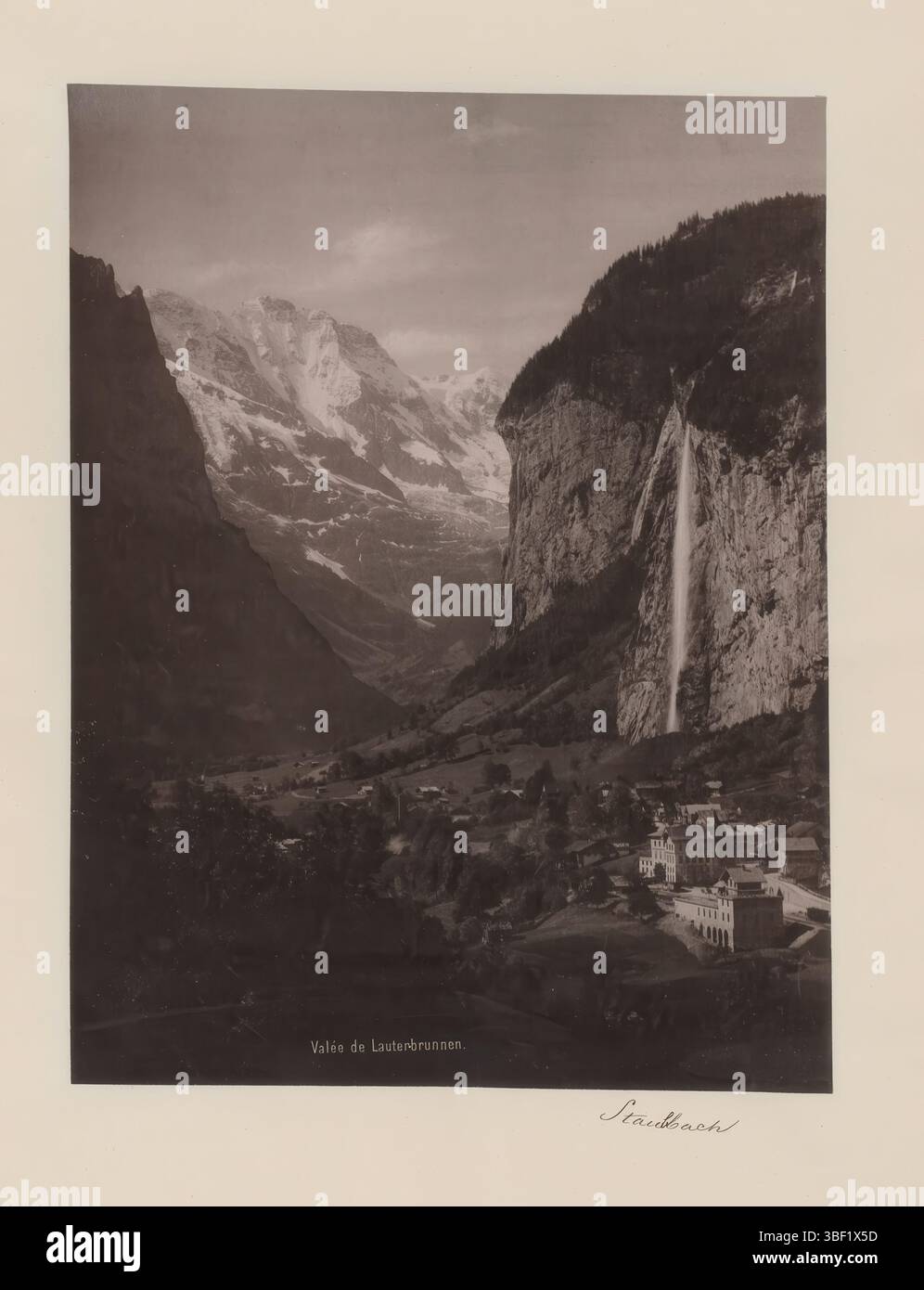 Blick auf das Tal von Lauterbrunnen, Recto - gedruckt, dieser Druck ist Teil eines Albums., fotomechanischer Druck, Albumblatt, Fotos, Valée de Lauterbrunnen, Höhe 335 mm, Breite 460 mm, Maker, 1880 - 1900, Papier, Collage-Typ, geringer Druck Stockfoto