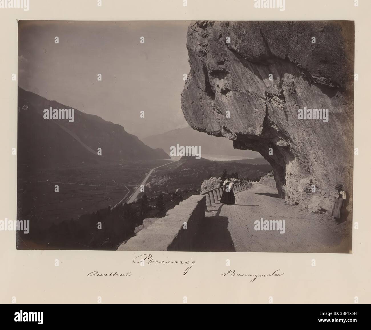 Obwalden, Blick auf den Brienzersee in der Schweiz, dieses Foto ist Teil eines Albums., Foto, Foto, Albumblatt, Fotos, Höhe 335 mm, Breite 460 mm, Fotograf, 1880 - 1900, Fotopapier, Fotopapier, Albumindruck Stockfoto