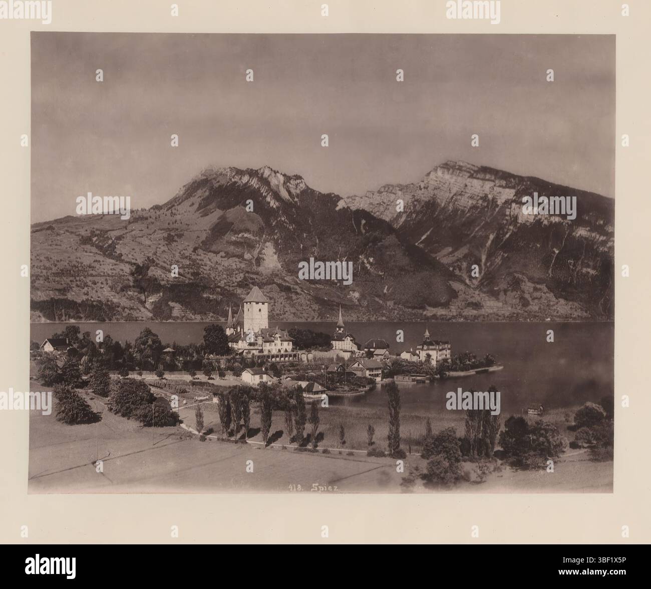 Blick auf Spiez in der Schweiz, geradlinig - gedruckt, dieser Druck ist Teil eines Albums., fotomechanischer Druck, Albumblatt, Fotos, 418. Spiez, Höhe 335 mm, Breite 460 mm, Hersteller, 1880 - 1900, Papier, Kollotyp, leichter Druck Stockfoto