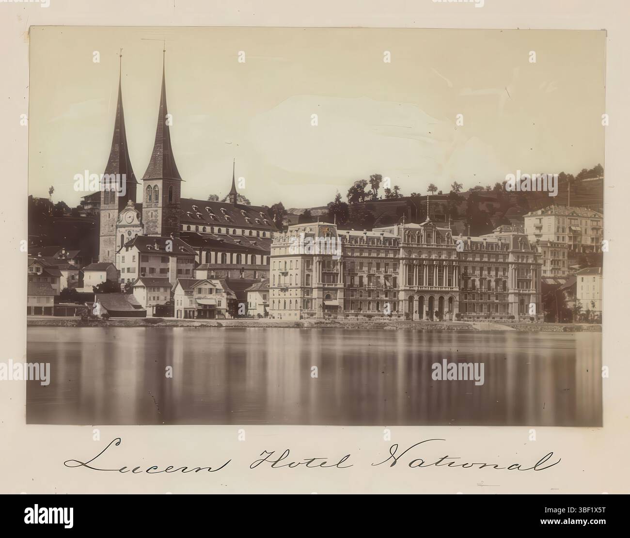 Luzern, Gesicht in einem Hotel in Luzern, dieses Foto ist Teil eines Albums. Höhe 335 mm, Breite 460 mm, Fotograf, 1860 - 1900, Fotopapier, Fotopapier, Albumindruck Stockfoto