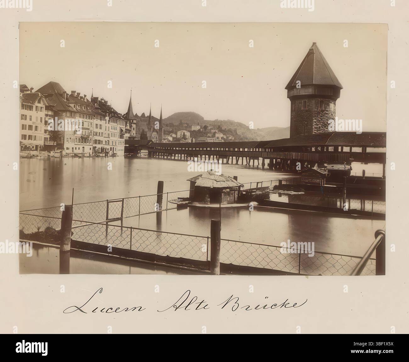 Luzern, Blick auf die Kapelbrug in Luzern, dieses Foto ist Teil eines Albums., Foto, Foto, Albumblatt, Fotos, Höhe 335 mm, Breite 460 mm, Fotograf, 1860 - 1900, Fotopapier, Fotopapier, Albumindruck Stockfoto
