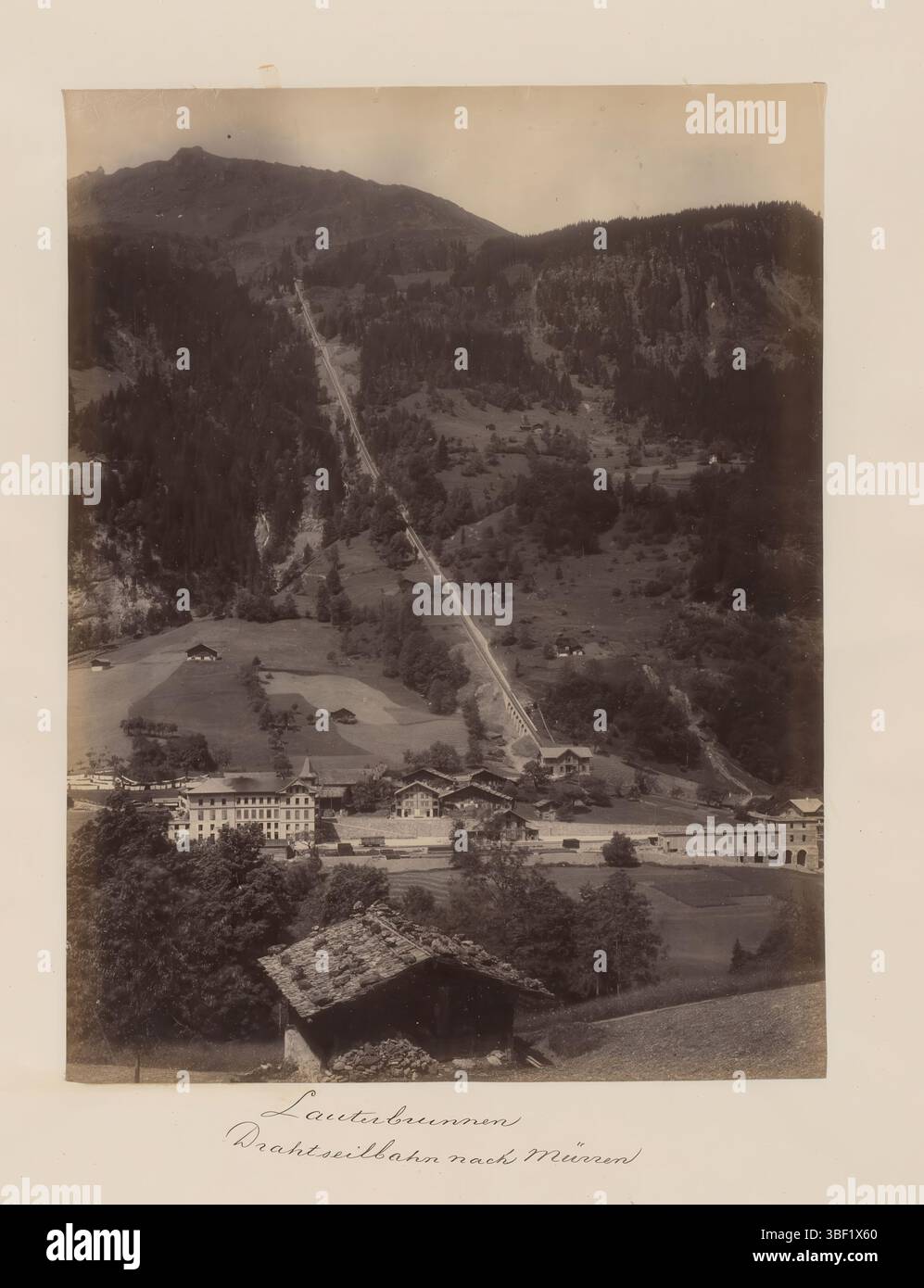 Lauterbrunnen, Gesicht auf Lauterbrunnen, dieses Bild ist Teil eines Albums. Höhe 335 mm, Breite 460 mm, Fotograf, 1880 - 1900, Fotopapier, Fotopapier, Albumindruck Stockfoto