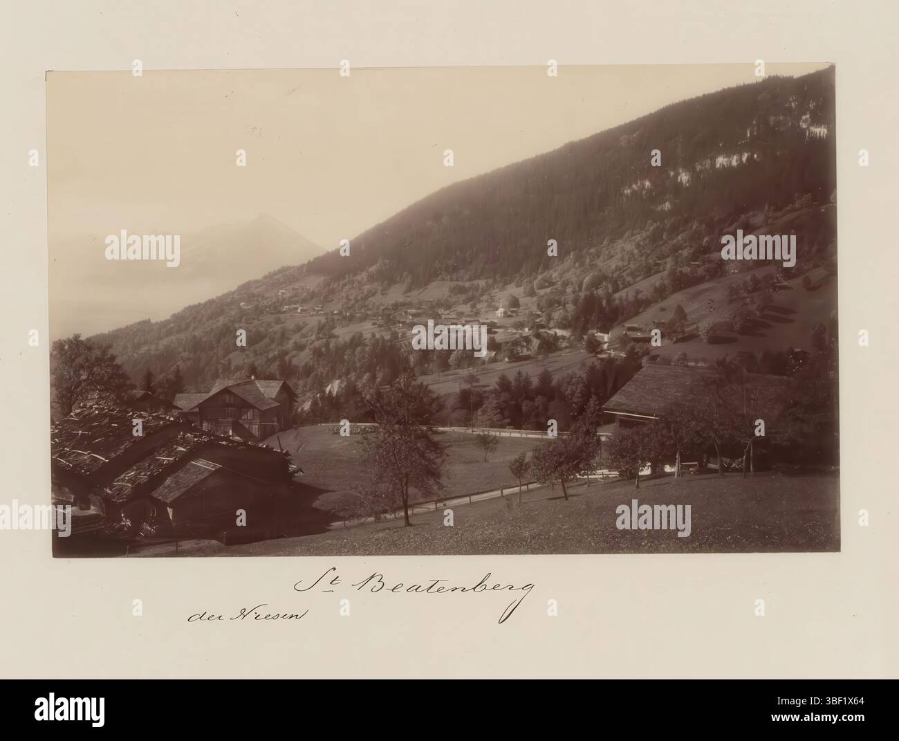 Beatenberg, Blick auf Beatenberg in der Schweiz, dieser Druck ist Teil eines Albums., Foto, Foto, Albumblatt, Fotos, Höhe 335 mm, Breite 460 mm, Fotograf, 1880 - 1900, Fotopapier, Fotopapier, Albumindruck Stockfoto