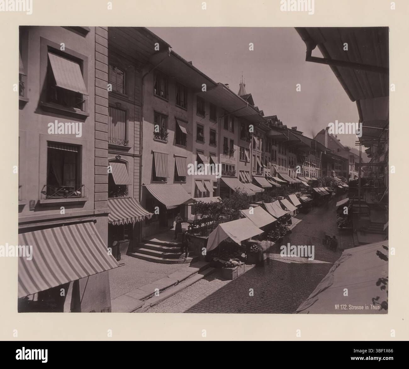 Streetscape at Thun, Recto - gedruckt, dieser Druck ist Teil eines Albums., fotomechanischer Druck, Albumblatt, Fotos, Nr. 172. Straße in Thun., Höhe 335 mm, Breite 460 mm, Hersteller, 1880 - 1900, Papier, Kollotyp, leichter Druck Stockfoto
