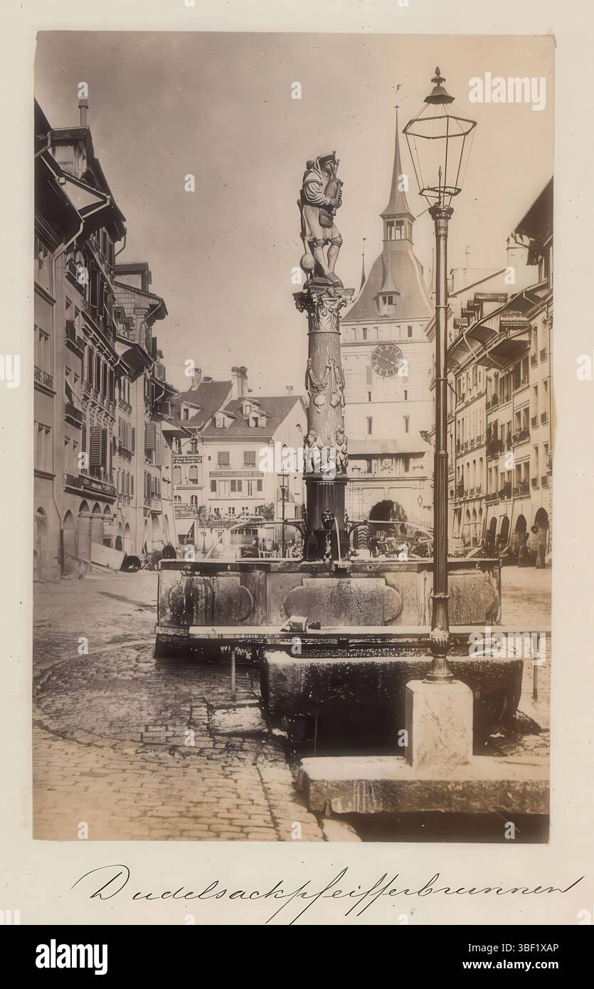 Bern, Blick auf den Dudelsackpfeiferbrunnen in Bern, dieses Foto ist Teil eines Albums. Höhe 335 mm, Breite 460 mm, Fotograf, 1880 - 1900, Fotopapier, Fotopapier, Albumindruck Stockfoto