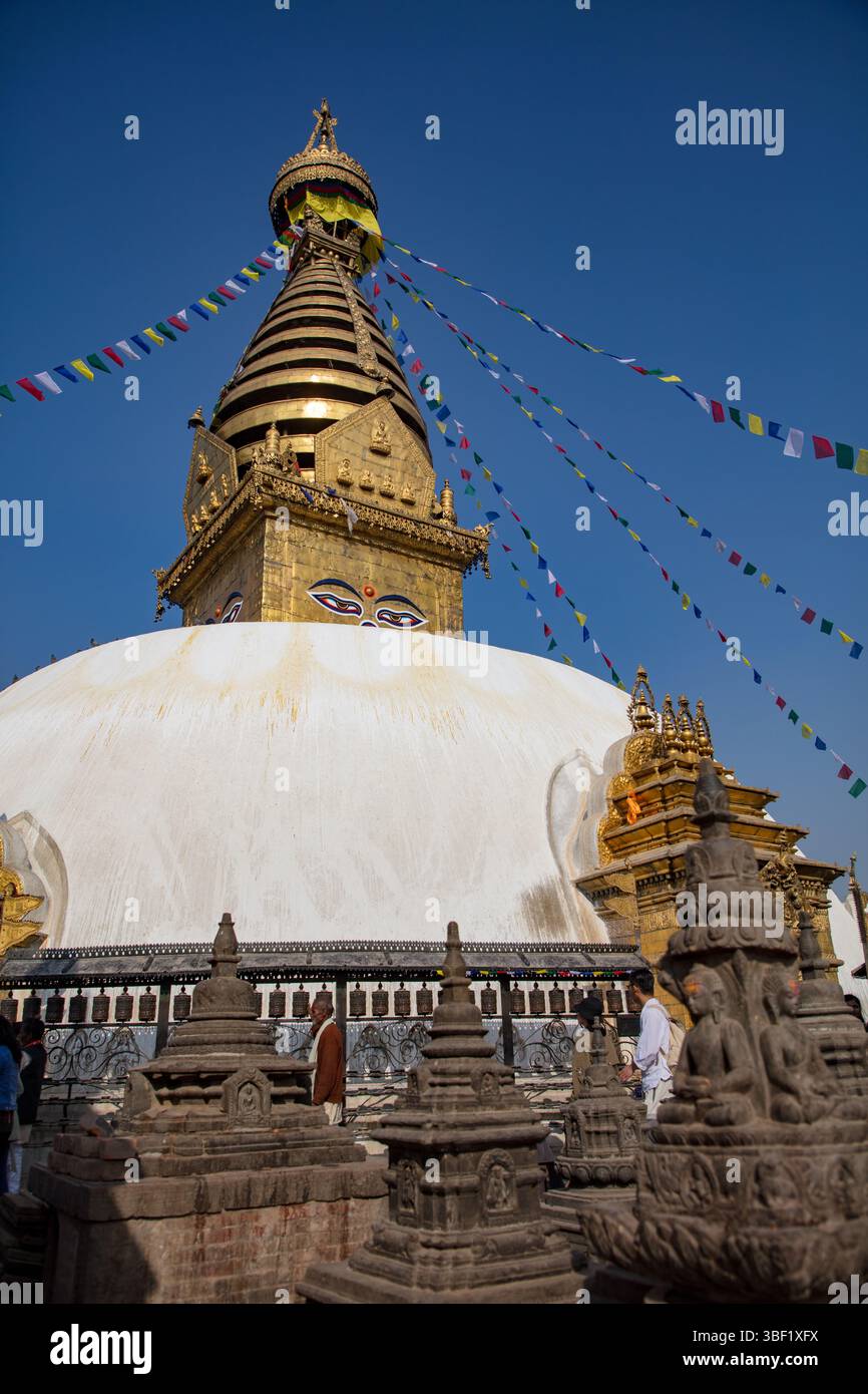 Pilger in Swayambhunath Stupa, Kathmandu, Nepal, drehen Gebetsmühle für gutes Karma. Stockfoto