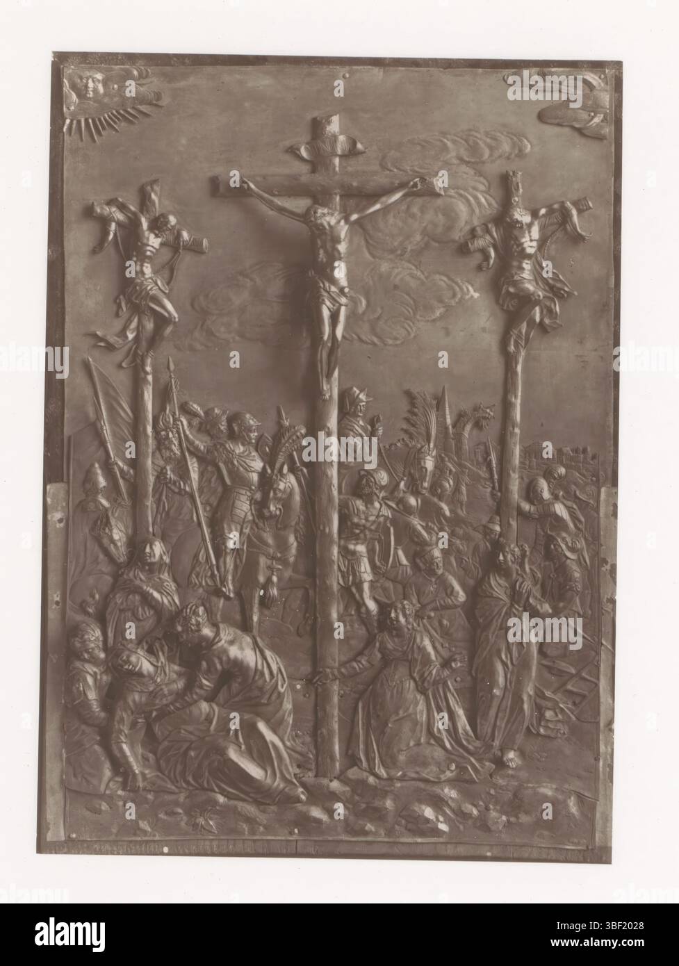 Tours, Blaise, Gabriel, Metallrelief, arrangiert während der Ausstellung Rétrospektive von 1873 in Tours, Frankreich, dargestellt die Kreuzigung Christi, fotomechanischer Druck, Seite, Fotos, fotografische illustrierte Bücher, Höhe 158 mm, Breite 114 mm, Französisch, 1827 - 1897-09-04, Creator, Hersteller, 1873 - 1873, Papier, Holzart Stockfoto