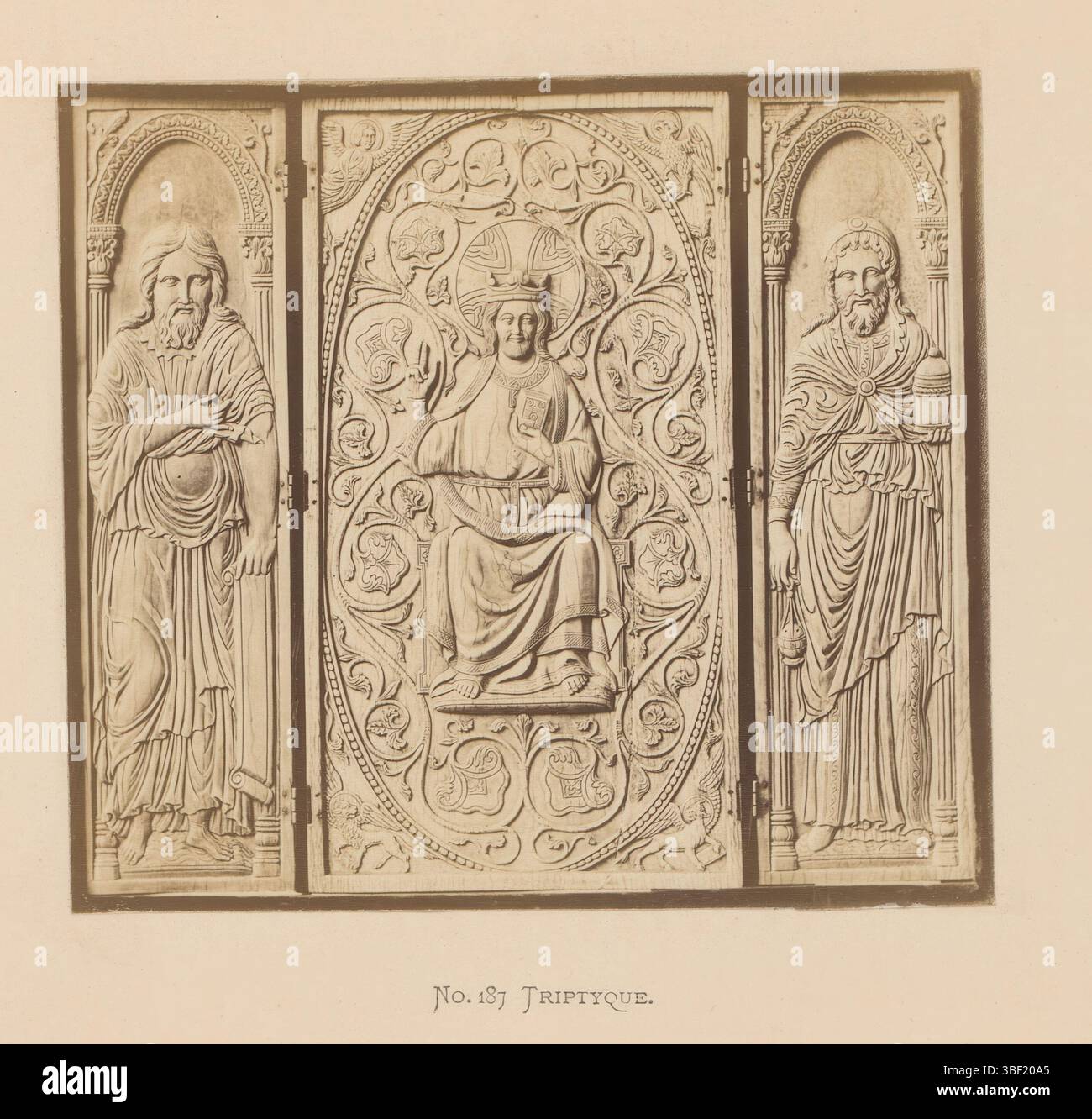 Schmitz, Anselm, Dreieck mit dem gekrönten Erlöser, Moses und Aaron, Recto - gedruckt, Foto, Foto, Seite, Fotos, fotografische illustrierte Bücher, Nr. 187. Triptyque, Höhe 100 mm, Breite 111 mm, Fotograf, 1871 - 1876, Fotopapier, Fotopapier, Albumindruck Stockfoto
