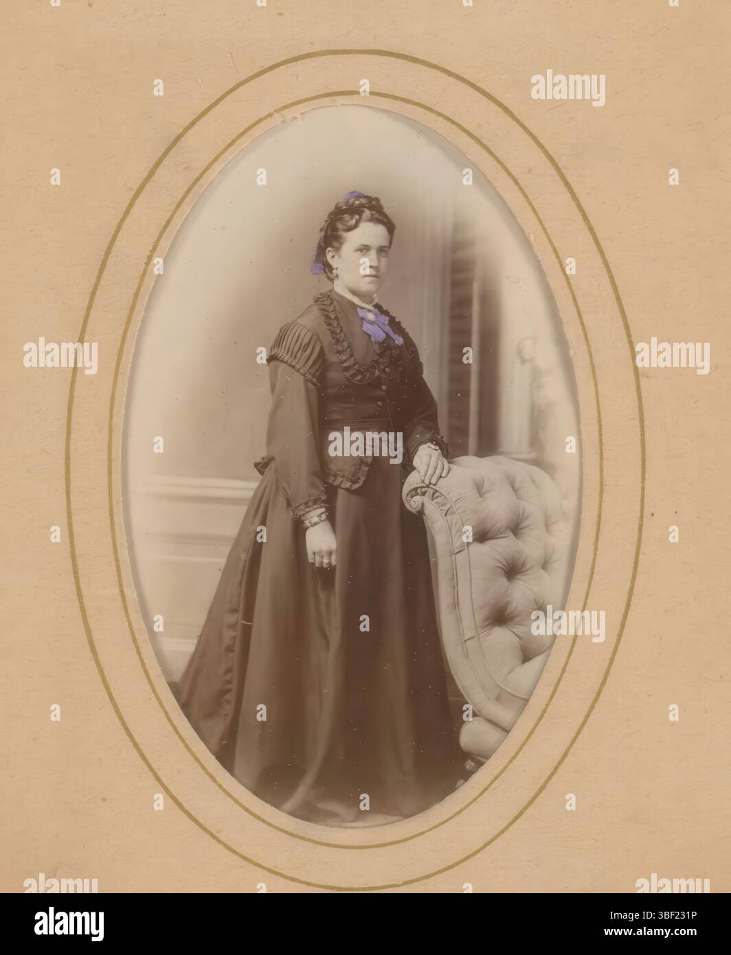 Bautzen, Meister, Adolph, Porträt einer Frau, stehend am Stuhl, rückseitig gedruckt, dieses Foto ist Teil eines Albums., Foto, Foto, Carte-de-Visite, Albumblatt, Fotos, Photographisches Atelier/ von/ ADOLPH MEISTER/ in/ BAUTZEN/ Turchmachergasse Nr. 663., Höhe 82 mm, Breite 51 mm, Fotograf, 1860 - 1900, Pappe, Fotopapier, Albumendruck, Albumindruck, Handfarben Stockfoto