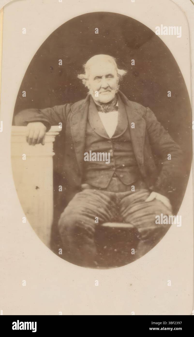 Williams, R. Tudor, Porträt eines sitzenden Mannes, rückseitig gedruckt, dieses Foto ist Teil eines Albums. Fotos, RTW/ R. Tudor Williams/ Fotograf/ Monnow Street/ Monmouth, Höhe 105 mm, Breite 63 mm, Fotograf, 1860 - 1880, Fotopapier, Fotopapier, Pappe, Albumindruck Stockfoto