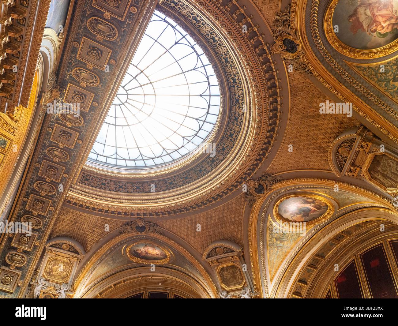 Die Kuppeldecke der Salle des Séances des französischen Senats zeigt exquisite Handwerkskunst aus dem 19. Jahrhundert, kunstvolle vergoldete Formteile und eine komplizierte Architektur Stockfoto