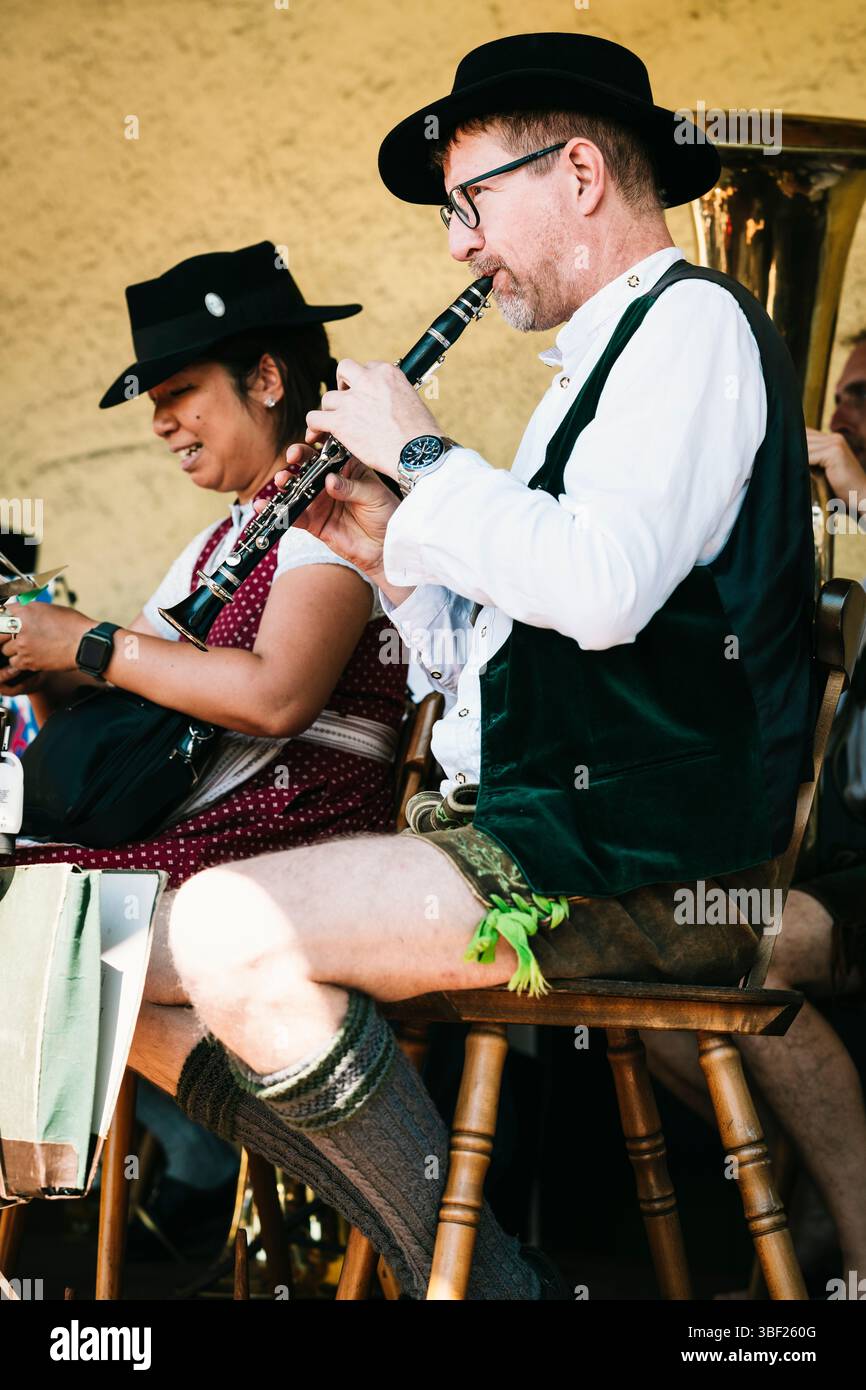 Mann und Frau einer bayerischen Musikband in traditioneller Tracht, die auf der Bühne musiziert, Bayern, Deutschland Stockfoto