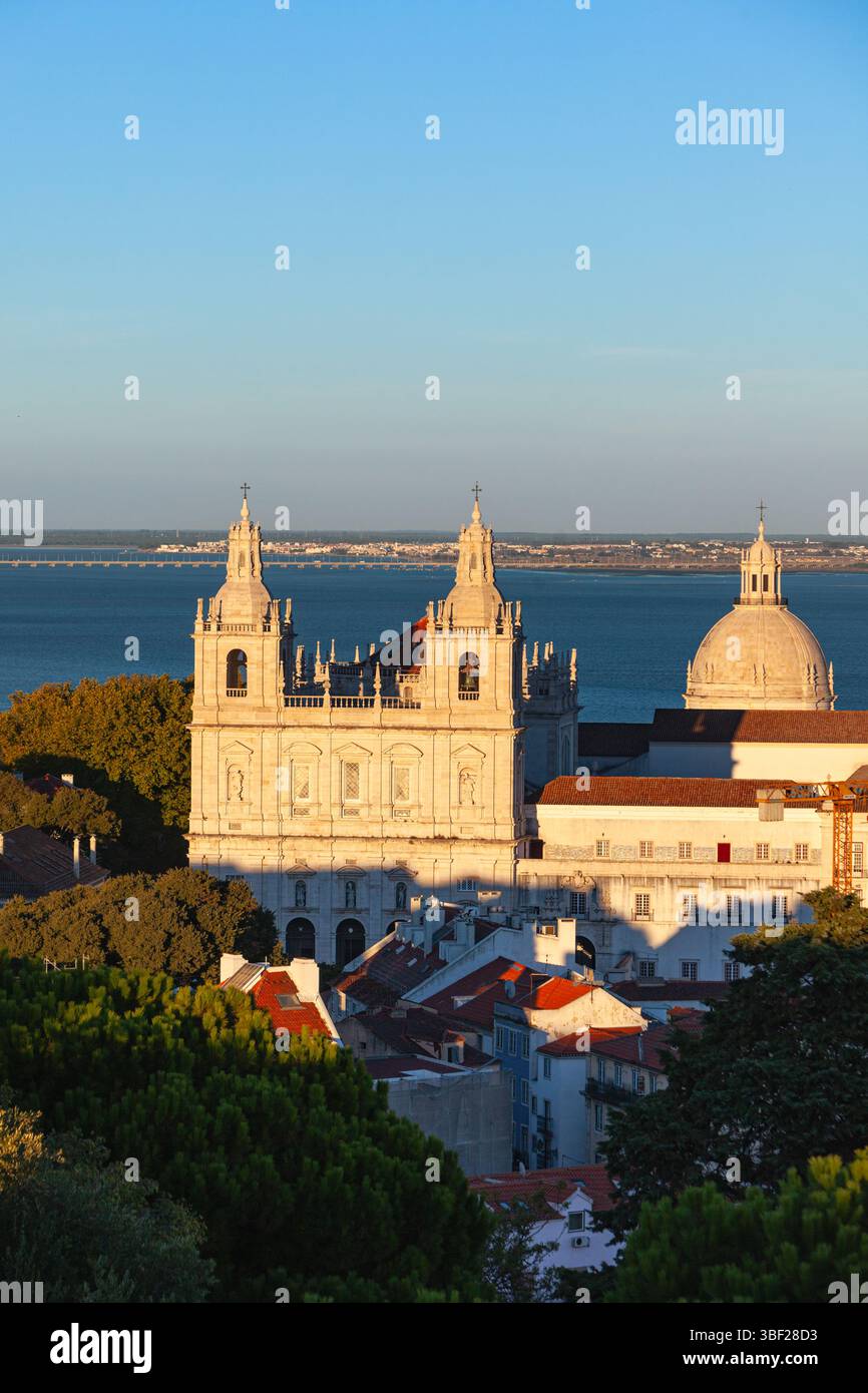 Die Kirche Vicente de fora, das nationale Pantheon, der Tejo und die Vasco de Gama-Brücke, vom São Jorge-Hügel aus gesehen, Lissabon, Portugal São Stockfoto