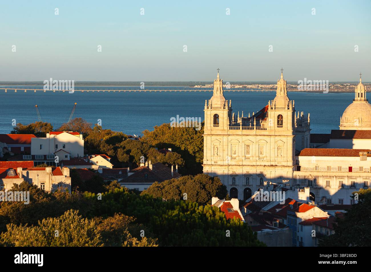 Die Kirche Vicente de fora, das nationale Pantheon, der Tejo und die Vasco de Gama-Brücke, vom São Jorge-Hügel aus gesehen, Lissabon, Portugal São Stockfoto