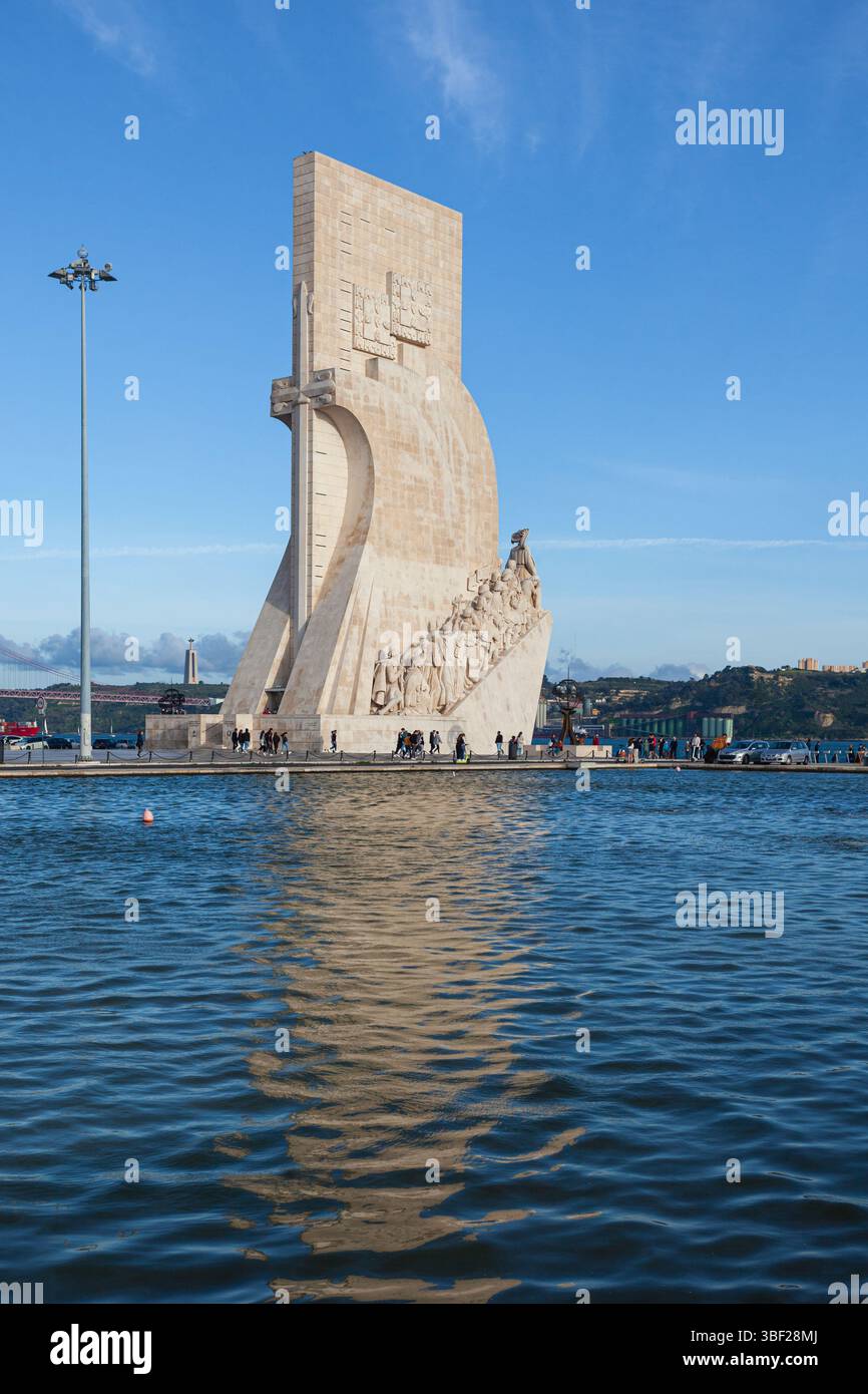 Das Denkmal Padrão dos Descobrimentos am Nordufer der Flussmündung des Tejo in Lissabon feiert das portugiesische Zeitalter der Entdeckung. Stockfoto
