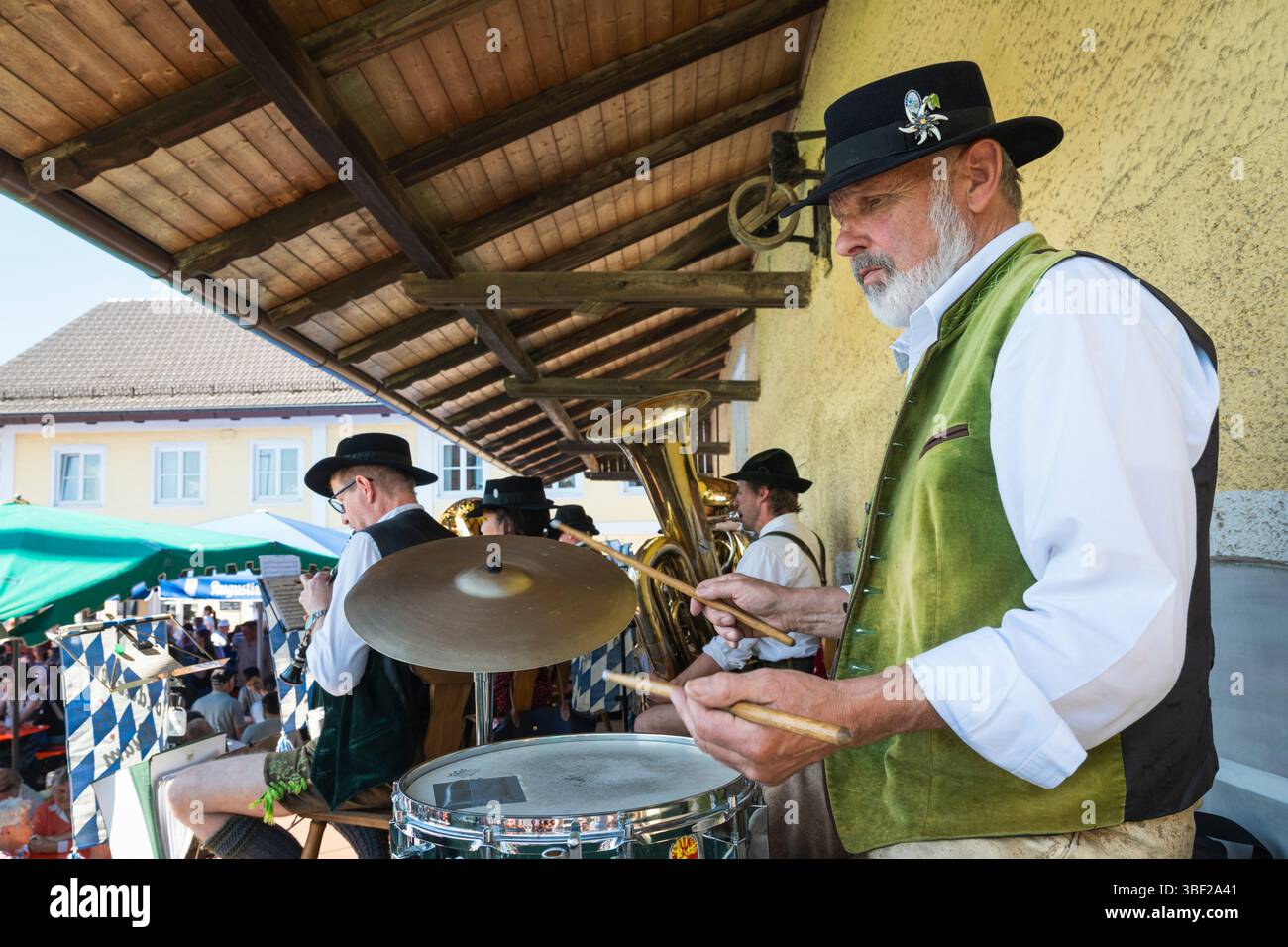 Musiker in der Tracht einer bayerischen Blaskapelle spielen beim 1. Mai-fest in Bayern Stockfoto