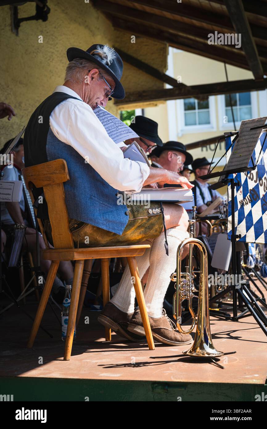 Musiker in der Tracht einer bayerischen Blaskapelle spielen beim 1. Mai-fest in Bayern Stockfoto