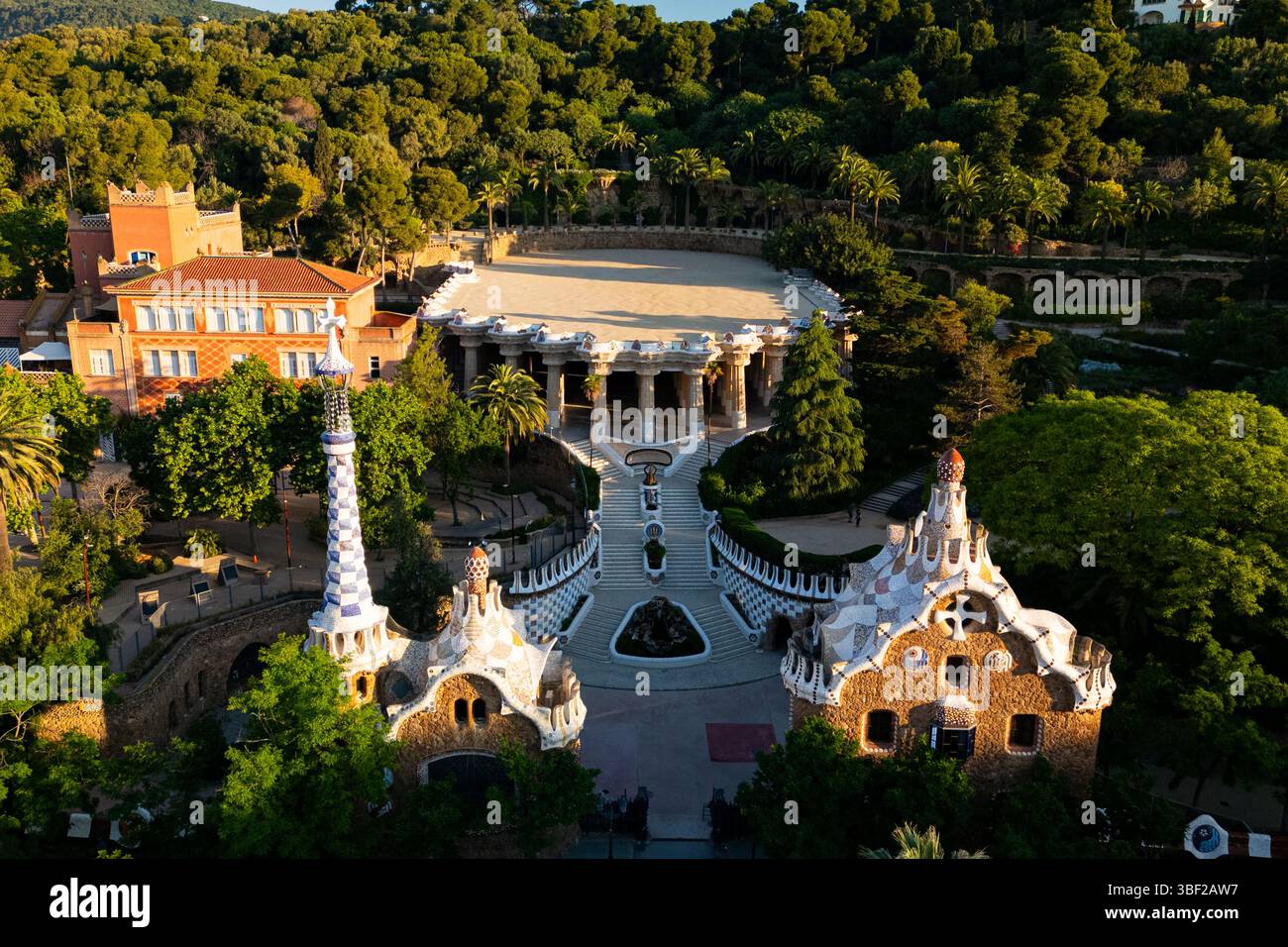 Aus der Vogelperspektive des Parc Güell Touristenattraktion in Barcelona, Spanien, Landamark-Architektur von Antoni Gaudi Stockfoto