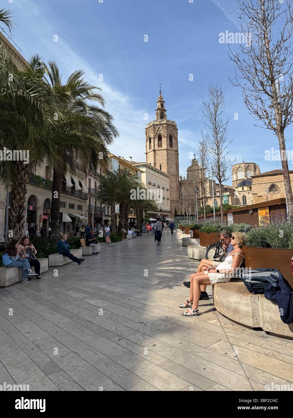 Ein Foto in der Altstadt von Valencia, wo Sie historische Gebäude und viele kleine Souvenirläden finden können. - Smartphone-aufgenommenes Stockfoto