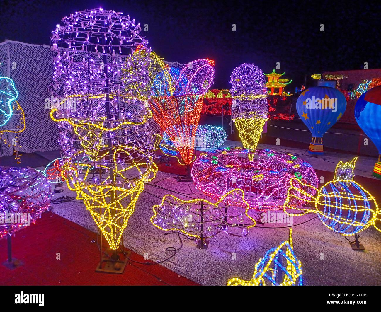 Toronto, ON, Kanada – 18. Oktober 2024: Die massiven Illumi-Lichtstatuen und -Installationen werden auf dem Lichtfestival in Toronto vorgestellt. Stockfoto Toronto, ON, Kanada – 18. Oktober 2024: Die massiven Illumi-Lichtstatuen und -Installationen werden auf dem Lichtfestival in Toronto vorgestellt. Stockfoto