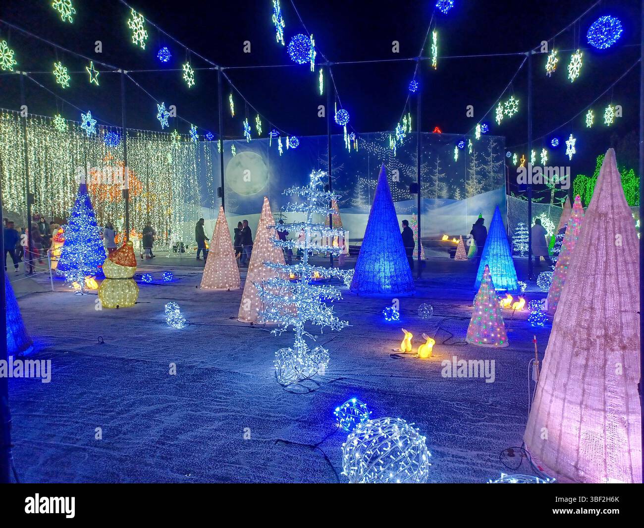 Toronto, ON, Kanada – 18. Oktober 2024: Die massiven Illumi-Lichtstatuen und -Installationen werden auf dem Lichtfestival in Toronto vorgestellt. Stockfoto Toronto, ON, Kanada – 18. Oktober 2024: Die massiven Illumi-Lichtstatuen und -Installationen werden auf dem Lichtfestival in Toronto vorgestellt. Stockfoto