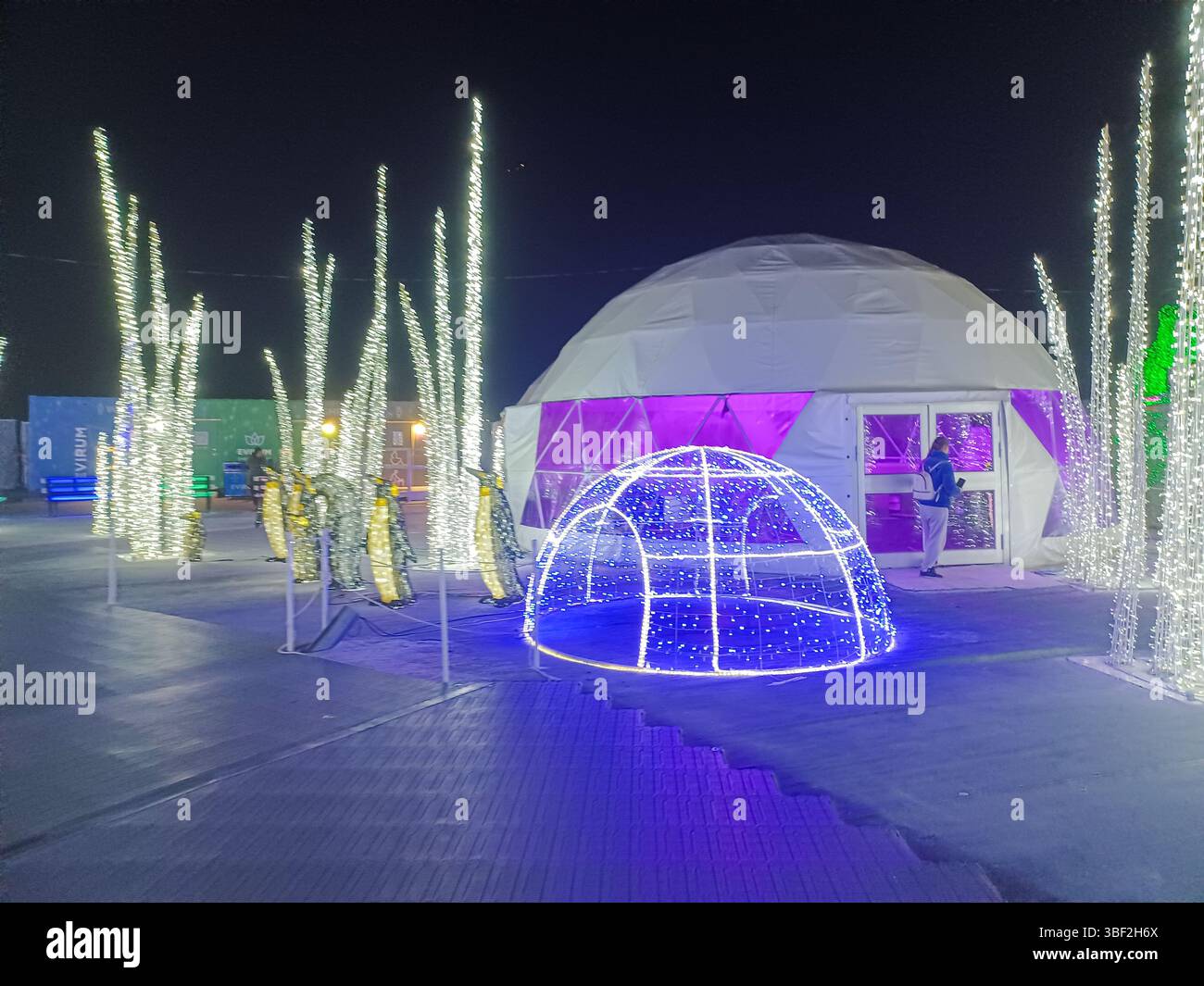 Toronto, ON, Kanada – 18. Oktober 2024: Die massiven Illumi-Lichtstatuen und -Installationen werden auf dem Lichtfestival in Toronto vorgestellt. Stockfoto Toronto, ON, Kanada – 18. Oktober 2024: Die massiven Illumi-Lichtstatuen und -Installationen werden auf dem Lichtfestival in Toronto vorgestellt. Stockfoto