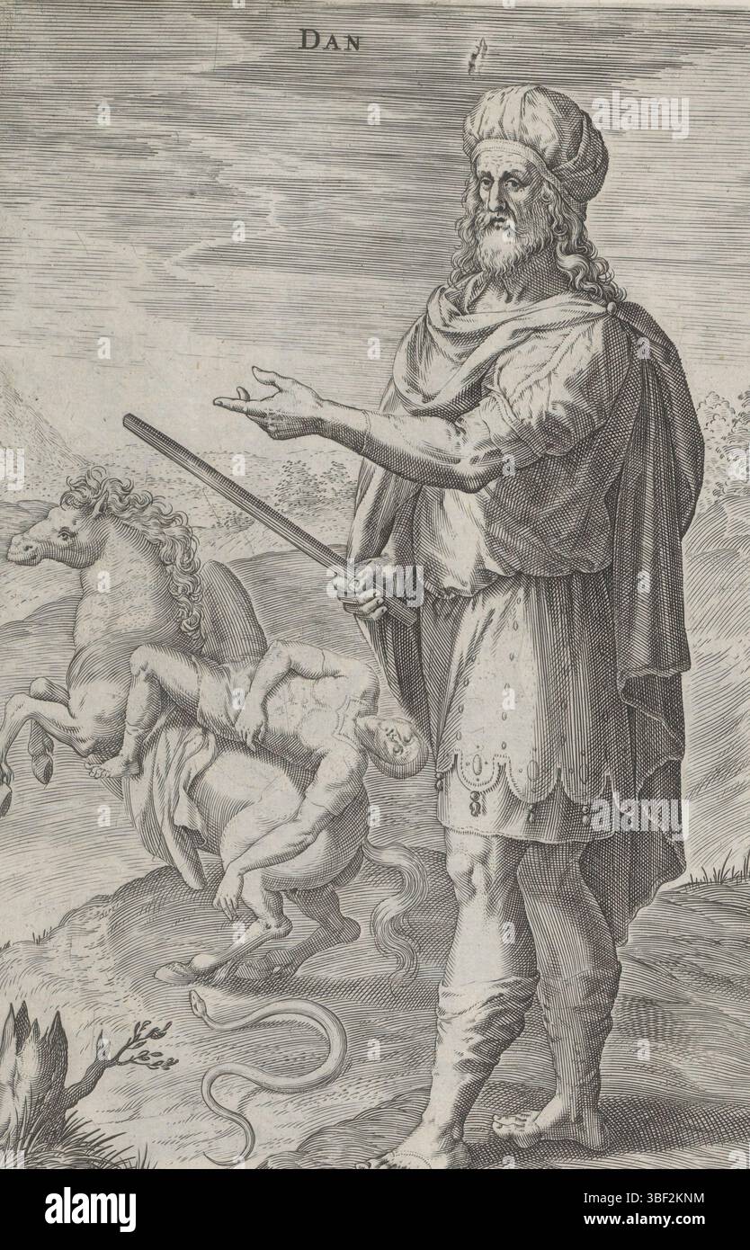 Amsterdam, Visscher, Claes Jansz. II) Broeck, Crispijn van den, Antwerpen, Sadeler, Johann (I), Theatrum Biblicum hoc Est Historiae Sacrae Veteris et Novi Testamenti Tabulis Aeneis Expressae, die zwölf Gründungsväter Israels, Stamvaders Dan and Gad, Amsterdam, Antwerpen, linker Vorfahr Dan, der fünfte Sohn Jakobs. Er hat den Stab der Richter in der Hand. Im Hintergrund ein Pferd, das von einer Schlange gebissen wird, bezieht sich auf Dan als Rechtsdurchsetzer und als „Schlange auf der Straße“. Vater der rechten Hand, Gad, der siebte Sohn Jakobs. Es ist auf einem Schild und auf dem Boden ist ein Kabelbaum. Unter den pe Stockfoto