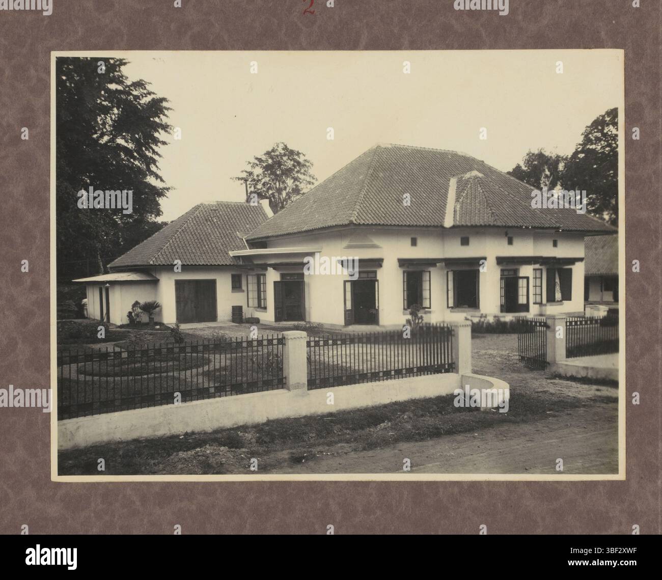 Sumatra, Haus mit Tor und Garten, Sumatra, Blick auf ein Haus mit Tor und Garten. Foto auf einem Albumblatt, das aus einem Fotoalbum aufgenommen wurde. Teil einer Gruppe von 14 Einzelfotos auf Zentral- und Südsumatra in der Zeit um 1900-1940., Foto, Fotos, Höhe 155 mm, Breite 200 mm, Höhe 225 mm, Breite 300 mm, Fotograf, 1900 - 1940, Fotopapier, Fotopapier, Pappe, Gelatinedruck, Entwicklungsgelatinedruck Stockfoto