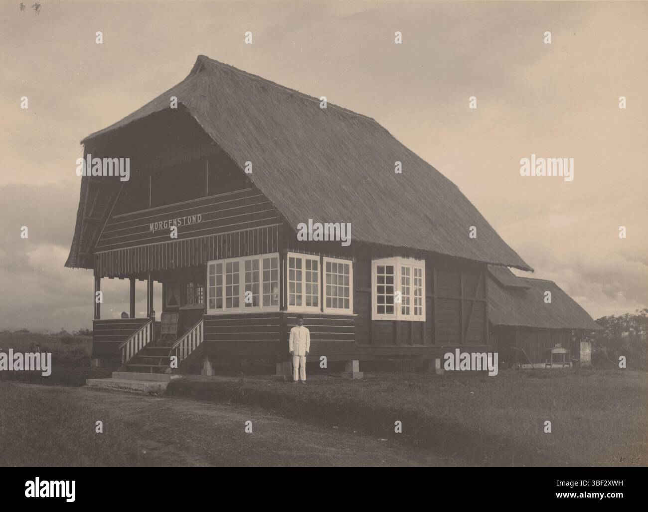 Kabanjahe, Belawan Ocean Harbour, Kaban Djahe Outdoor, rückseitig und handschriftlich, das Landhaus „Tomorrow“ in Kabanjahe, vor dem Haus ist ein indischer Diener, Oktober 1922. Wahrscheinlich das Landhaus von Direktor Laurens de Groot. Nummeriert: 231. Teil der Gruppe von separaten Fotos über den Bau des Hafens von Belawan an der Küste von Medan, Sumatra 1921-1922., Foto, Foto, indische Alben, 3/10 22, unten rechts - Handschrift, Nr. 231, Buitenhuis Kaban Djahe, Höhe 160 mm, Breite 220 mm, Fotograf, 1922-10-03, 1922-10-03, 1. Quartal 20. Jahrhundert, fotografisches Papier Stockfoto