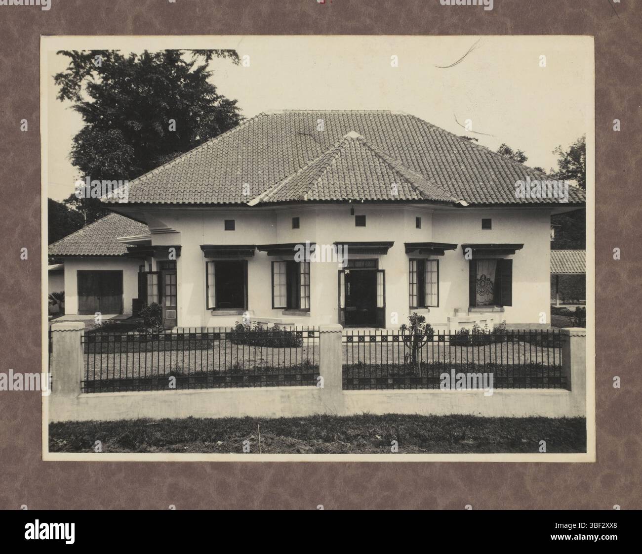 Sumatra, Haus mit Tor und Garten, Sumatra, Blick auf ein Haus mit Tor und Garten. Foto auf einem Albumblatt, das aus einem Fotoalbum aufgenommen wurde. Teil einer Gruppe von 14 Einzelfotos auf Zentral- und Südsumatra in der Zeit um 1900-1940., Foto, Fotos, Höhe 155 mm, Breite 200 mm, Höhe 225 mm, Breite 300 mm, Fotograf, 1900 - 1940, Fotopapier, Fotopapier, Pappe, Gelatinedruck, Entwicklungsgelatinedruck Stockfoto