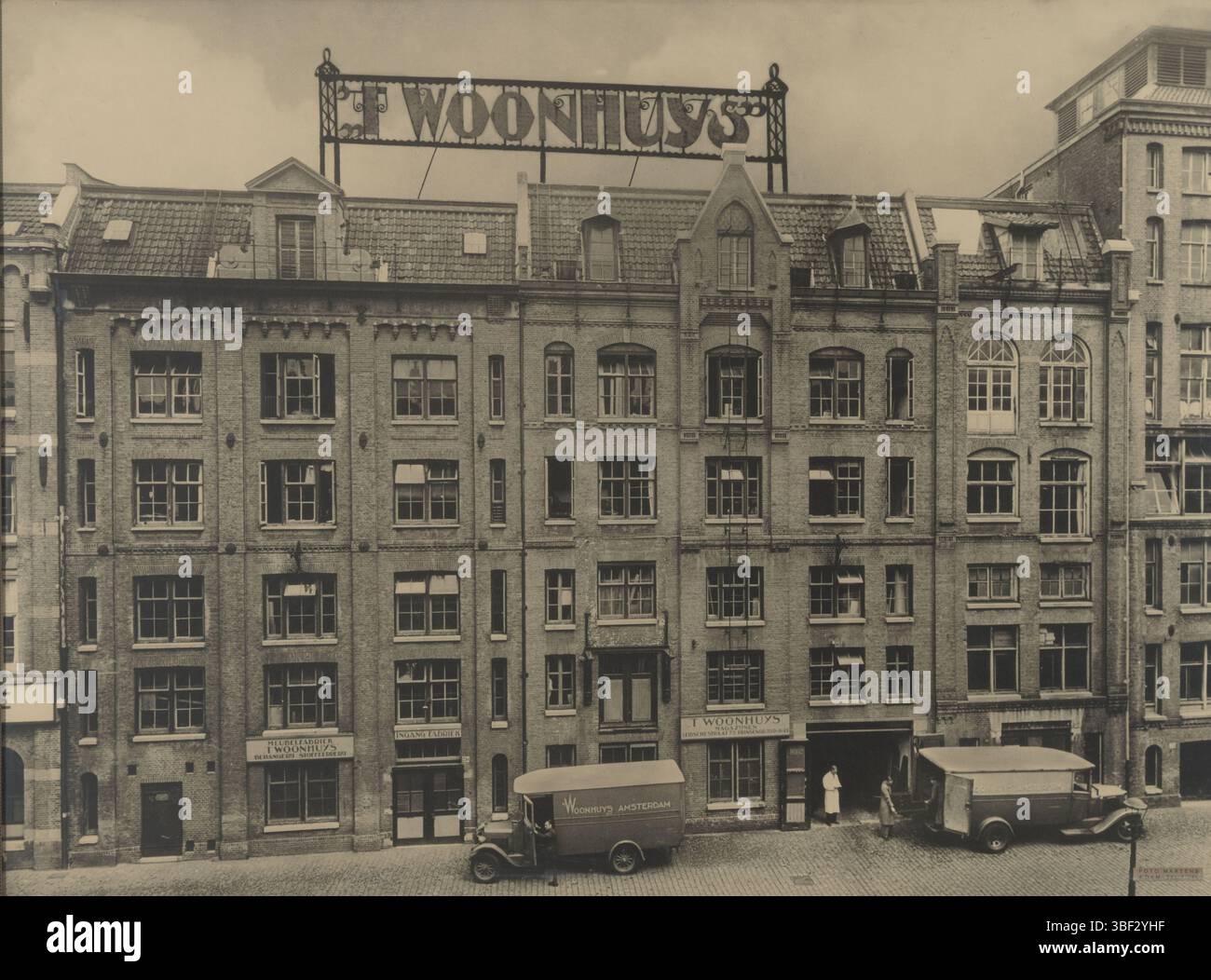 Amsterdam, Martens, Außenansicht der Werkstatt (fabriek) van 't Woonhuys, Lijnbaansgracht 234-236, Amsterdam, Recto auf dem Foto - gedruckt, Foto, Fotos, FOTO MARTENS, A'DAM - TEL. 21046, Höhe 985 mm, Breite 1330 mm, Höhe 103,3 cm, Breite 138,1 cm, Tiefe 4,5 cm, Fotograf, 1925 - 1940, zweites Viertel 20. Jahrhundert, zweites Viertel 20. Jahrhundert, Fotopapier, Pappe, Holz (Pflanzenmaterial), Holz, Gelatinedruck, Entwicklungsgelatinedruck Stockfoto