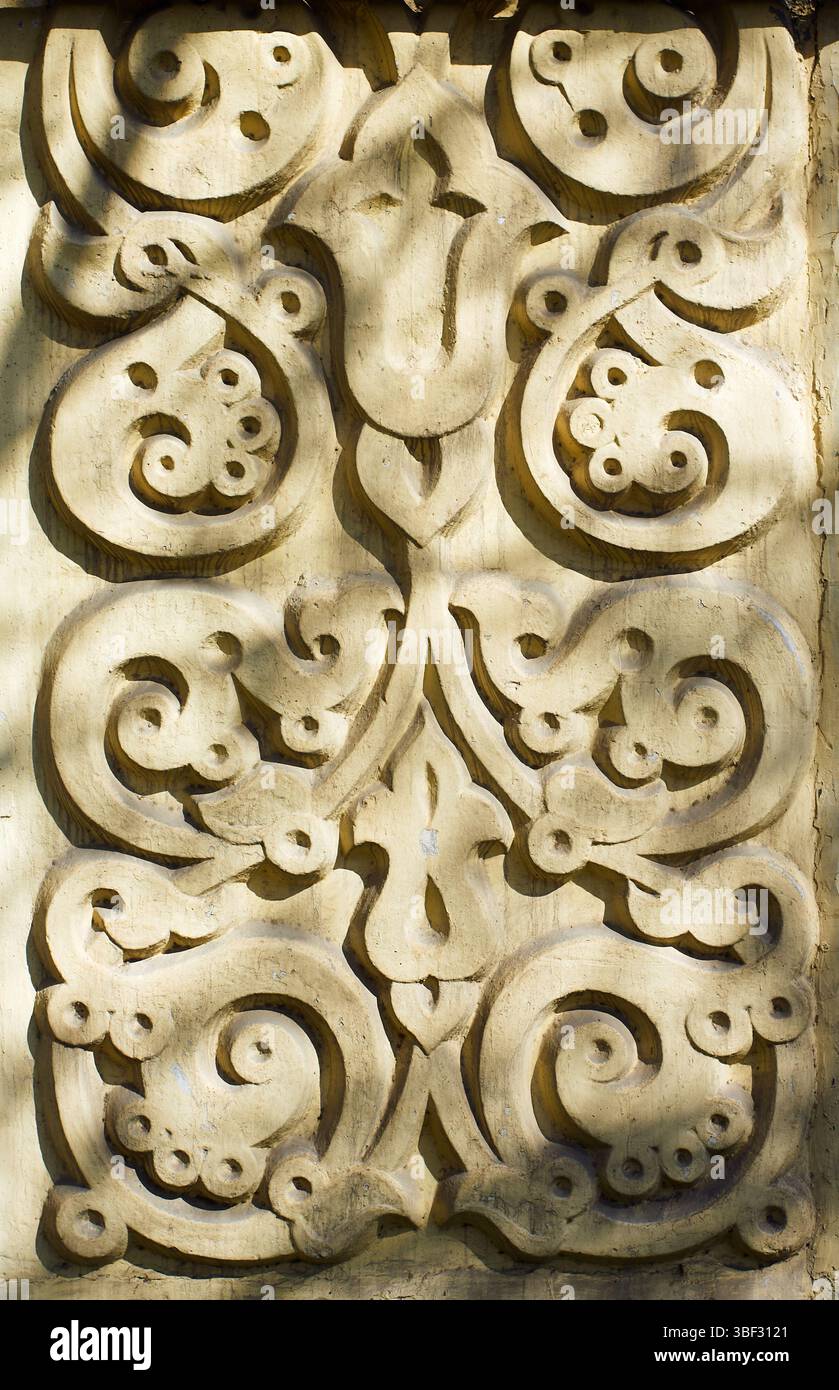 Ein Fragment eines Steinreliefs mit abstraktem Pflanzenschmuck. Ein traditionelles Element dekorativer Architektur Stockfoto