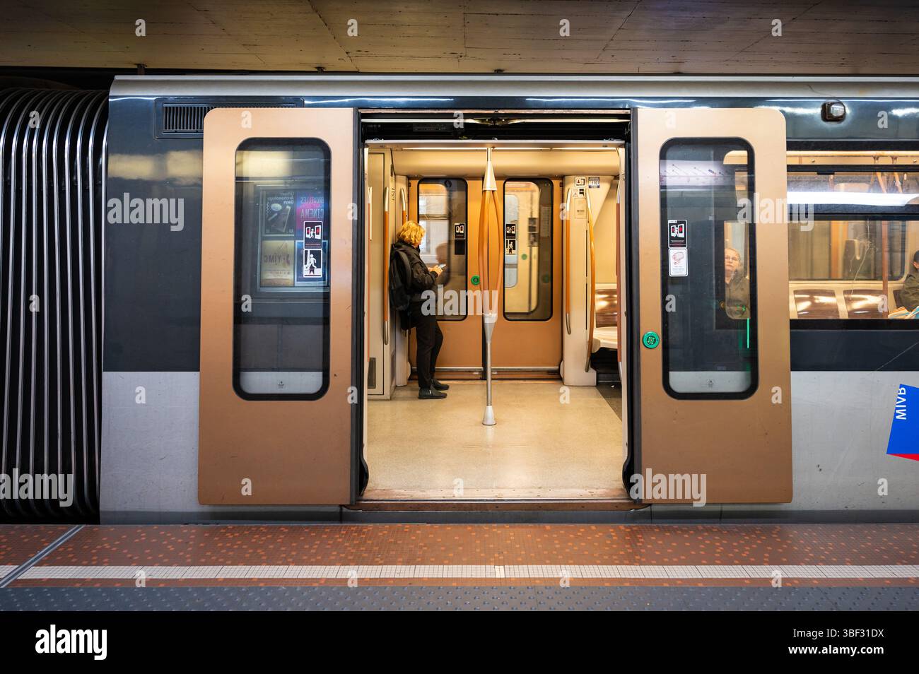 U-Bahn-Kutsche am Bahnhof Madou, Saint Josse, Brüssel, Belgien. 28. Mai 2025 Stockfoto