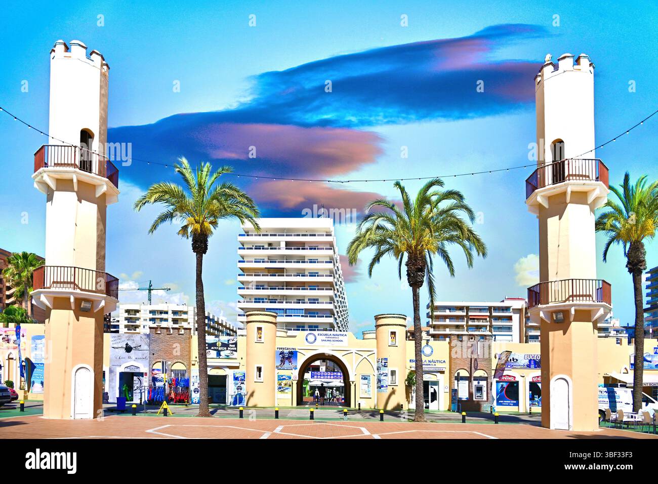 Malaga Fuengirola Escuela Nautica Segelschule am Yachthafen an einem wunderschönen Tag Stockfoto