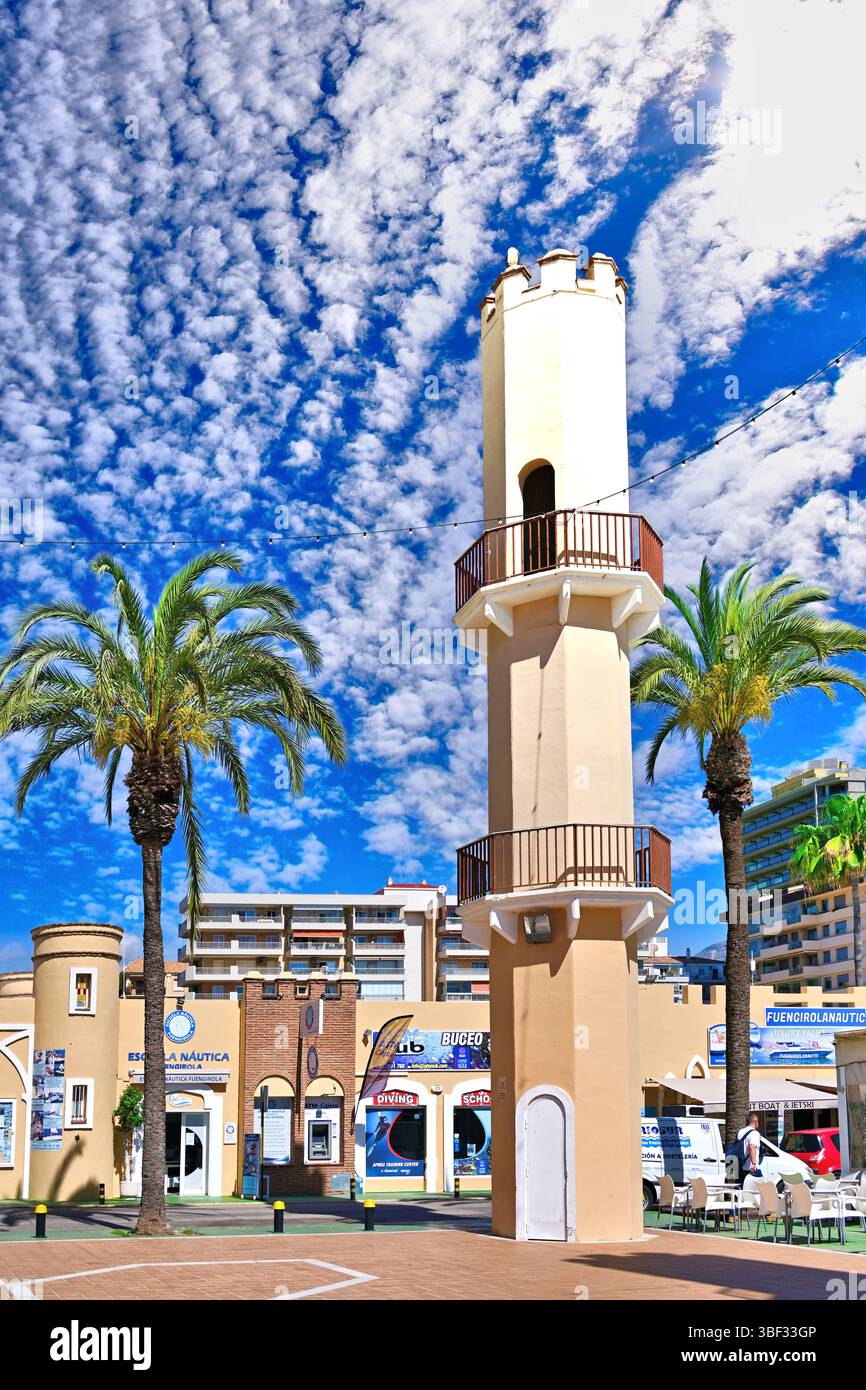 Malaga Fuengirola Escuela Nautica Segelschule am Yachthafen an einem schönen Tag vor blauem Himmel und Makrelen Wolke Stockfoto