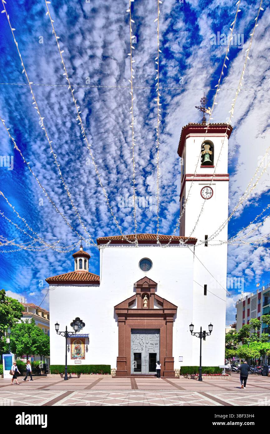 Die Jungfrau del Rosario Kirche Fuengirola Malaga vor blauem Himmel und Makrelen Wolke Stockfoto