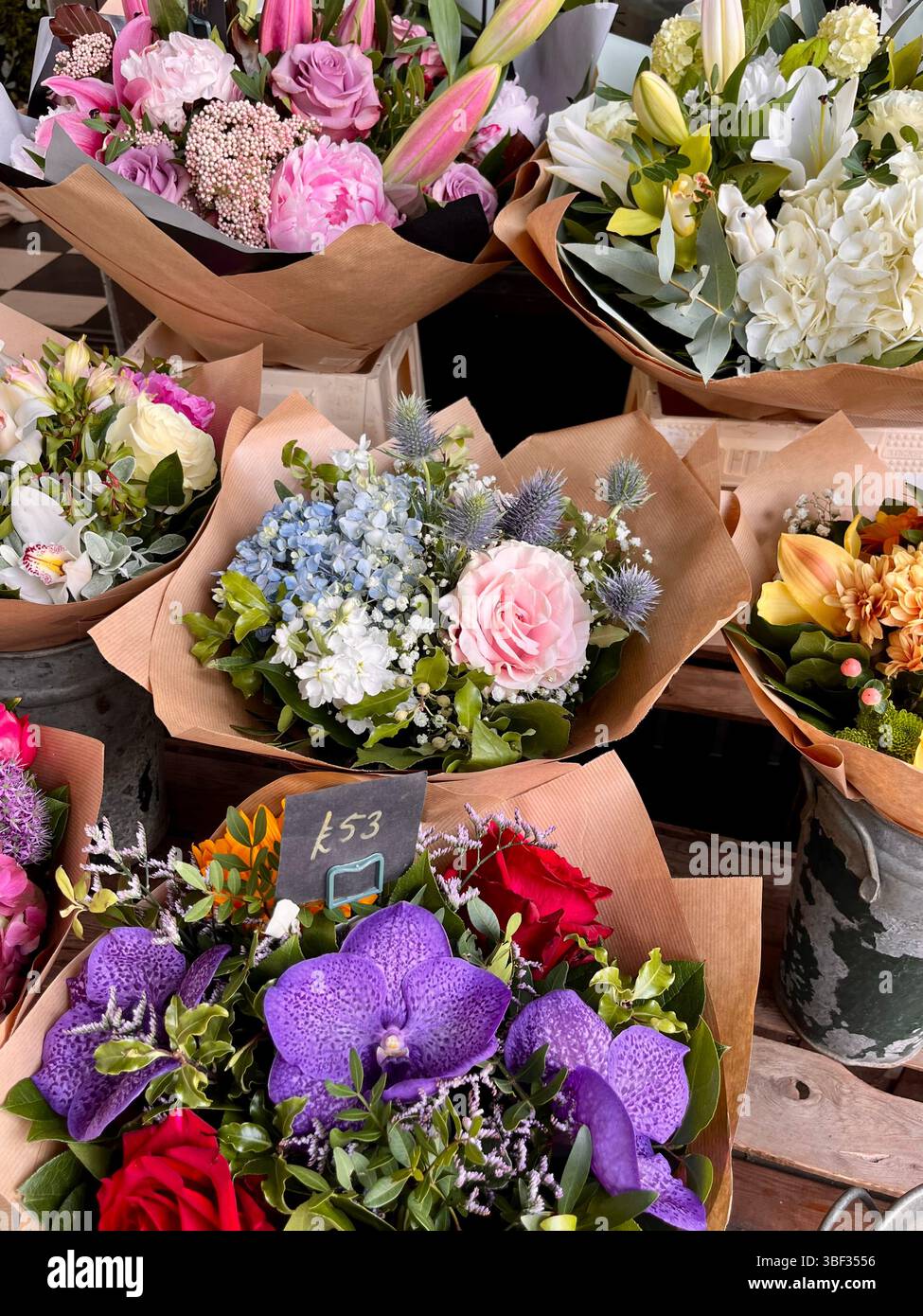 Ästhetische Blumensträuße auf einem Blumenmarkt in London City, England, Großbritannien, Europa an einem sonnigen Frühlingstag. - Smartphone-aufgenommenes Stockfoto