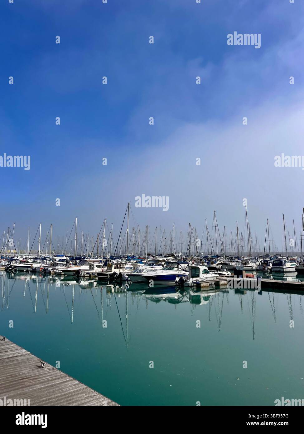 Boote hielten an einem sonnigen Frühlingstag in der Brighton Marina in England, Großbritannien und Europa. - Smartphone-aufgenommenes Stockfoto