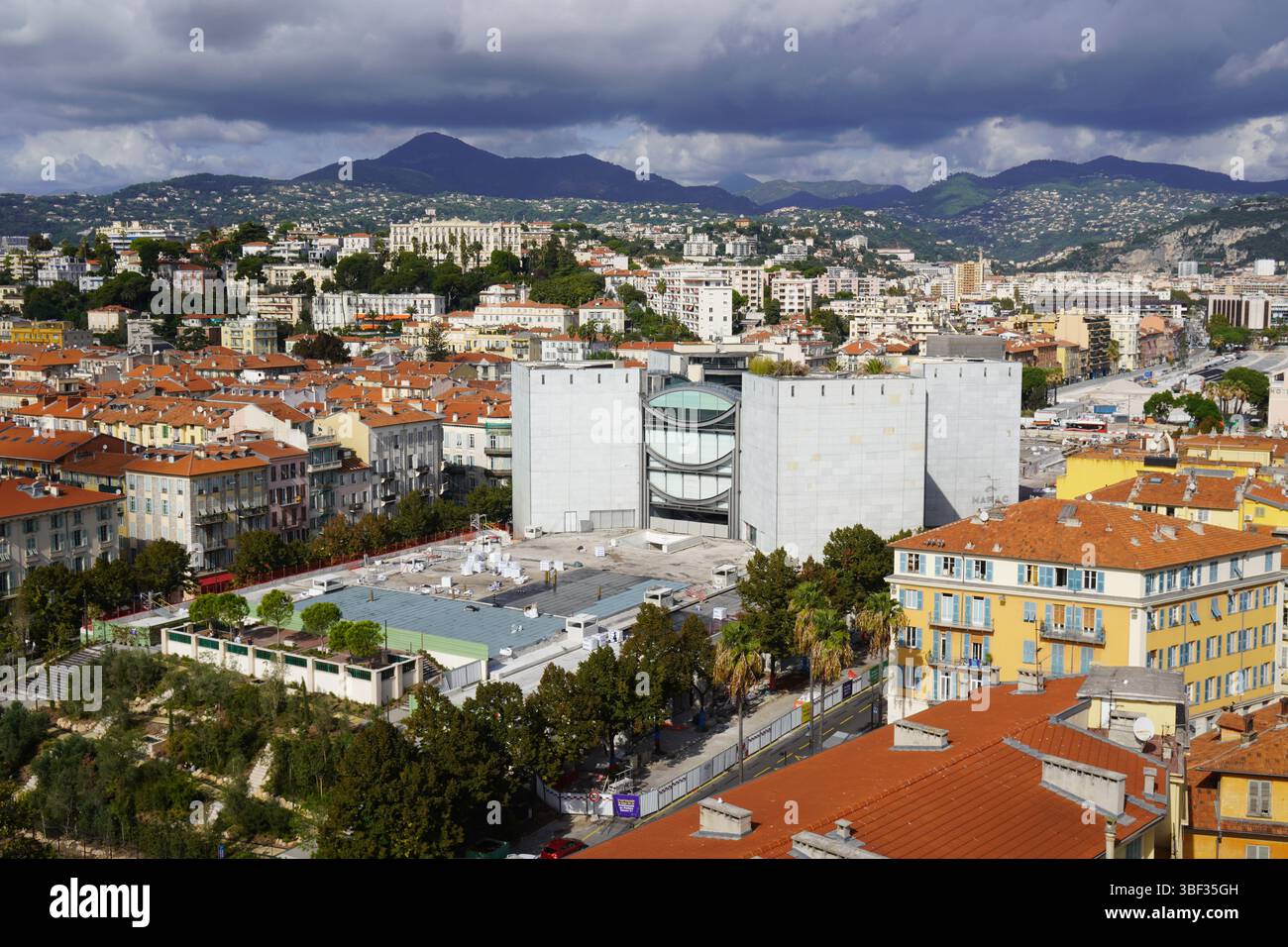 Fassade des Musée d'Art moderne et d'Art contemporain de Nice, MAMAC, Nizza, Frankreich Stockfoto