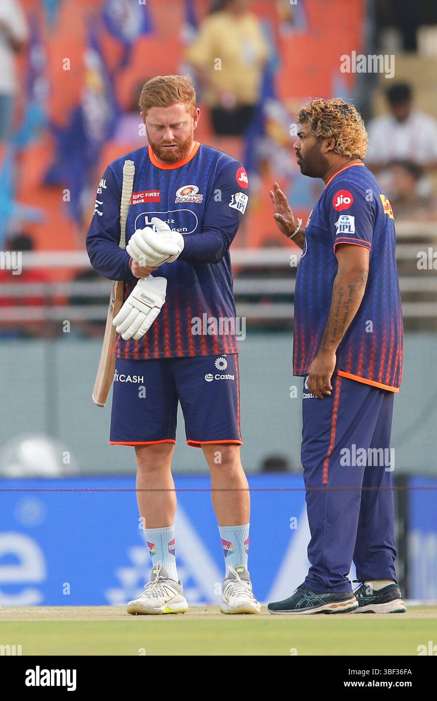 Chandigarh, Indien. 30. Mai 2025. CHANDIGARH, INDIEN – MAI 30: Jonny Bairstow von den Mumbai Indians (L) und Lasith Malinga Bowlingtrainer der Mumbai Indians während des Eliminator IPL Finals Matches 2025 zwischen Gujarat Titans und Mumbai Indians im New PCA Stadium am 30. Mai 2025 in Chandigarh, Indien. (Foto: Surjeet Yadav/MB Media) Credit: MB Media Solutions/Alamy Live News Stockfoto