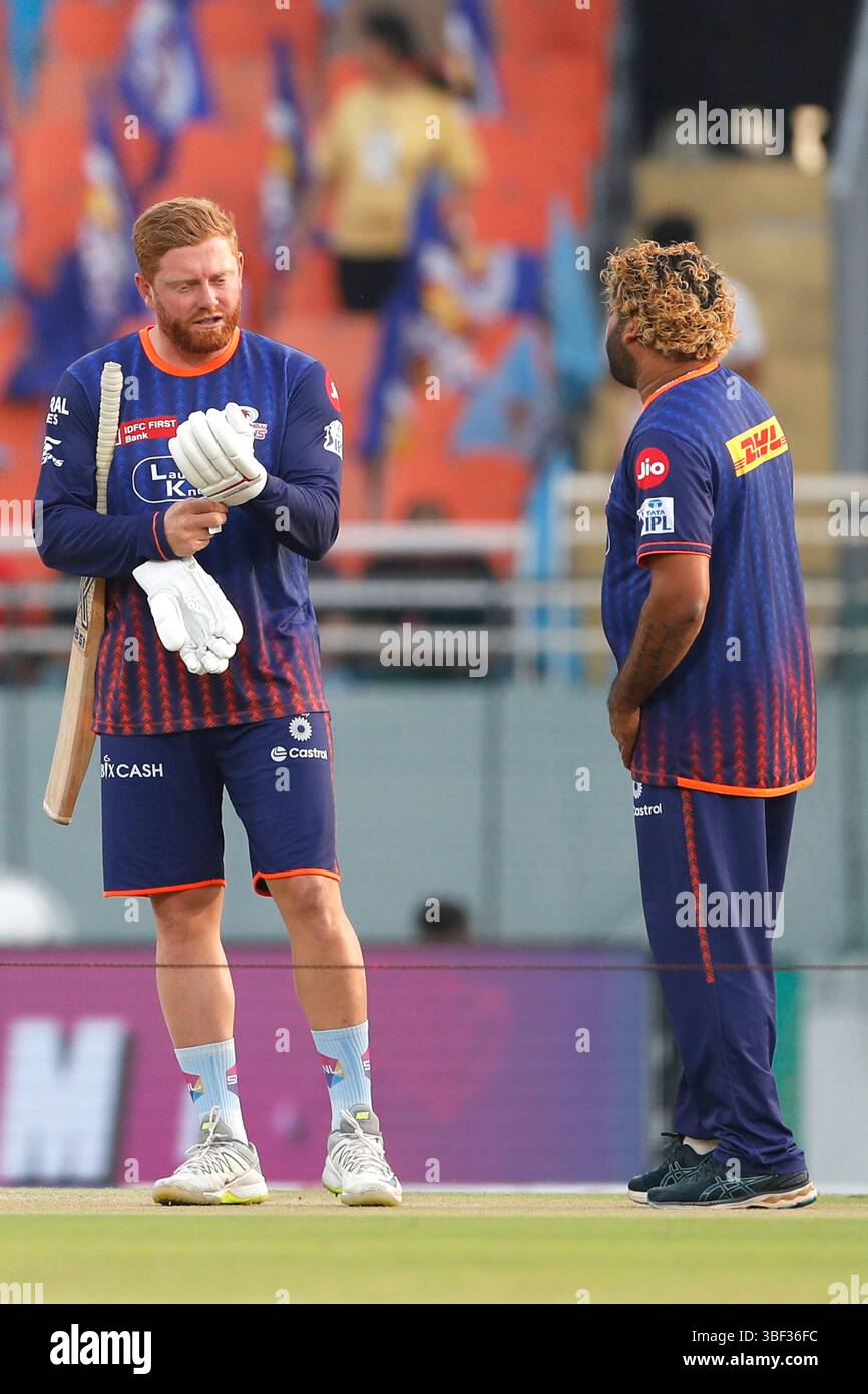 Chandigarh, Indien. 30. Mai 2025. CHANDIGARH, INDIEN – MAI 30: Jonny Bairstow von den Mumbai Indians (L) und Lasith Malinga Bowlingtrainer der Mumbai Indians während des Eliminator IPL Finals Matches 2025 zwischen Gujarat Titans und Mumbai Indians im New PCA Stadium am 30. Mai 2025 in Chandigarh, Indien. (Foto: Surjeet Yadav/MB Media) Credit: MB Media Solutions/Alamy Live News Stockfoto