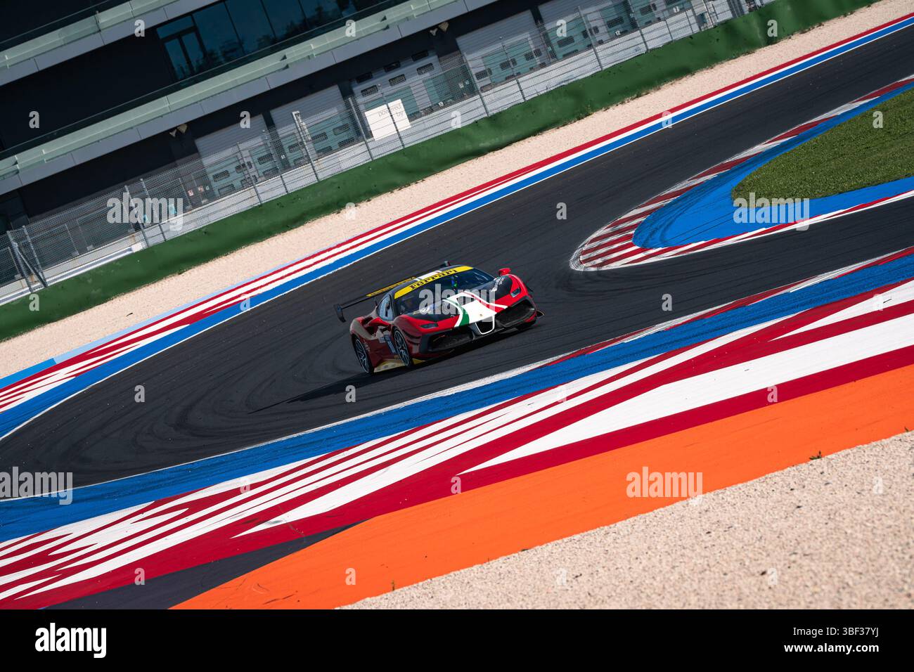 Misano, Emilia-Romagna, Italien. Oktober 2025. Ferrari GT3 in Aktion auf dem Misano World Circuit Marco Simoncelli während Tramontos Kurve. Quelle: Valerio Gioviani/ZUMA Wire/Alamy Live News Stockfoto