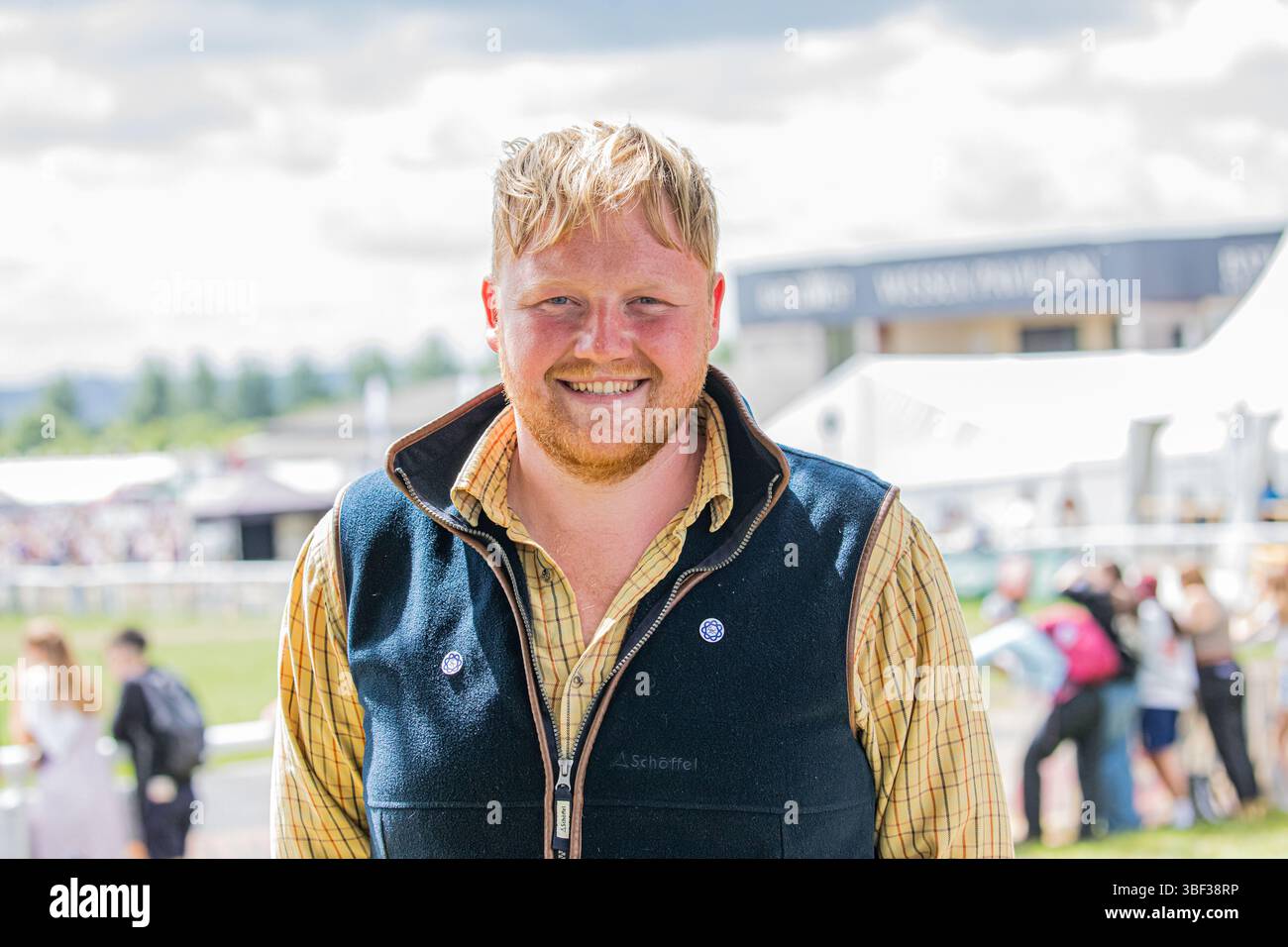 Bath and West Showground, Shepton Mallet, Großbritannien. 30. Mai 2025. Kaleb Cooper, Star von Clarkson's Farm, posierte für die Kamera bei der Royal Bath and West Show 2025. Kaleb erlangte durch seine Rolle in der populären Fernsehserie Clarkson’s Farm große Anerkennung. Als erfahrener Landarbeiter unterstützte er den Farmer Jeremy Clarkson auf der bekannten Diddly Squat Farm. John Rose/Alamy Live News Stockfoto