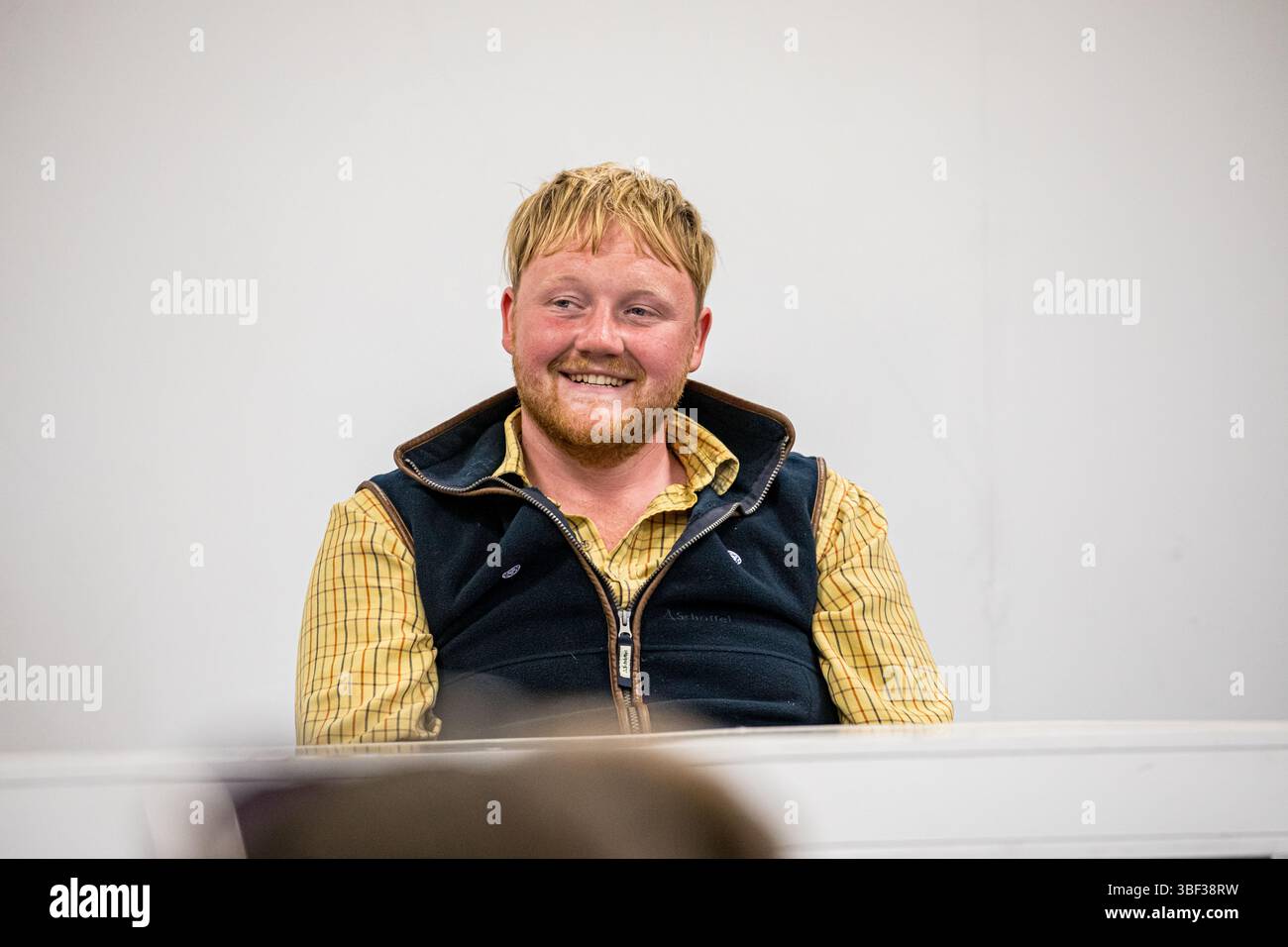 Bath and West Showground, Shepton Mallet, Großbritannien. 30. Mai 2025. Kaleb Cooper, Star von Clarkson's Farm während einer Q&A-Session für Fans bei der Royal Bath and West Show 2025. Kaleb erlangte durch seine Rolle in der populären Fernsehserie Clarkson’s Farm große Anerkennung. Als erfahrener Landarbeiter unterstützte er den Farmer Jeremy Clarkson auf der bekannten Diddly Squat Farm. John Rose/Alamy Live News Stockfoto