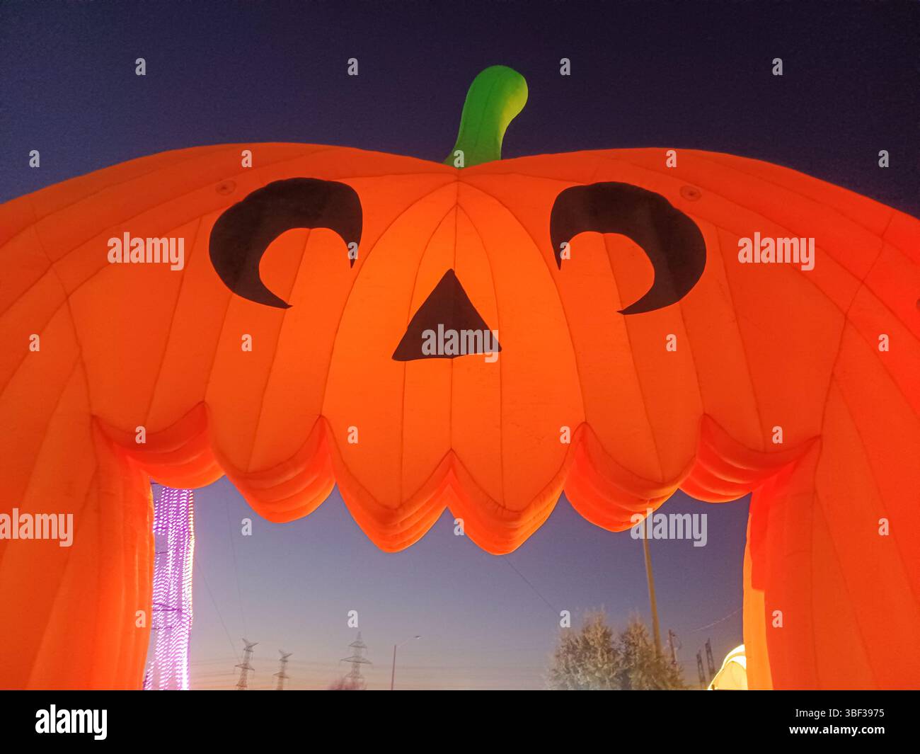 Toronto, ON, Kanada – 18. Oktober 2024: Besucher stehen beim Illumi Halloween Light Experience am Eingang des aufblasbaren Kürbis an. Stockfoto Toronto, ON, Kanada – 18. Oktober 2024: Besucher stehen beim Illumi Halloween Light Experience am Eingang des aufblasbaren Kürbis an. Stockfoto